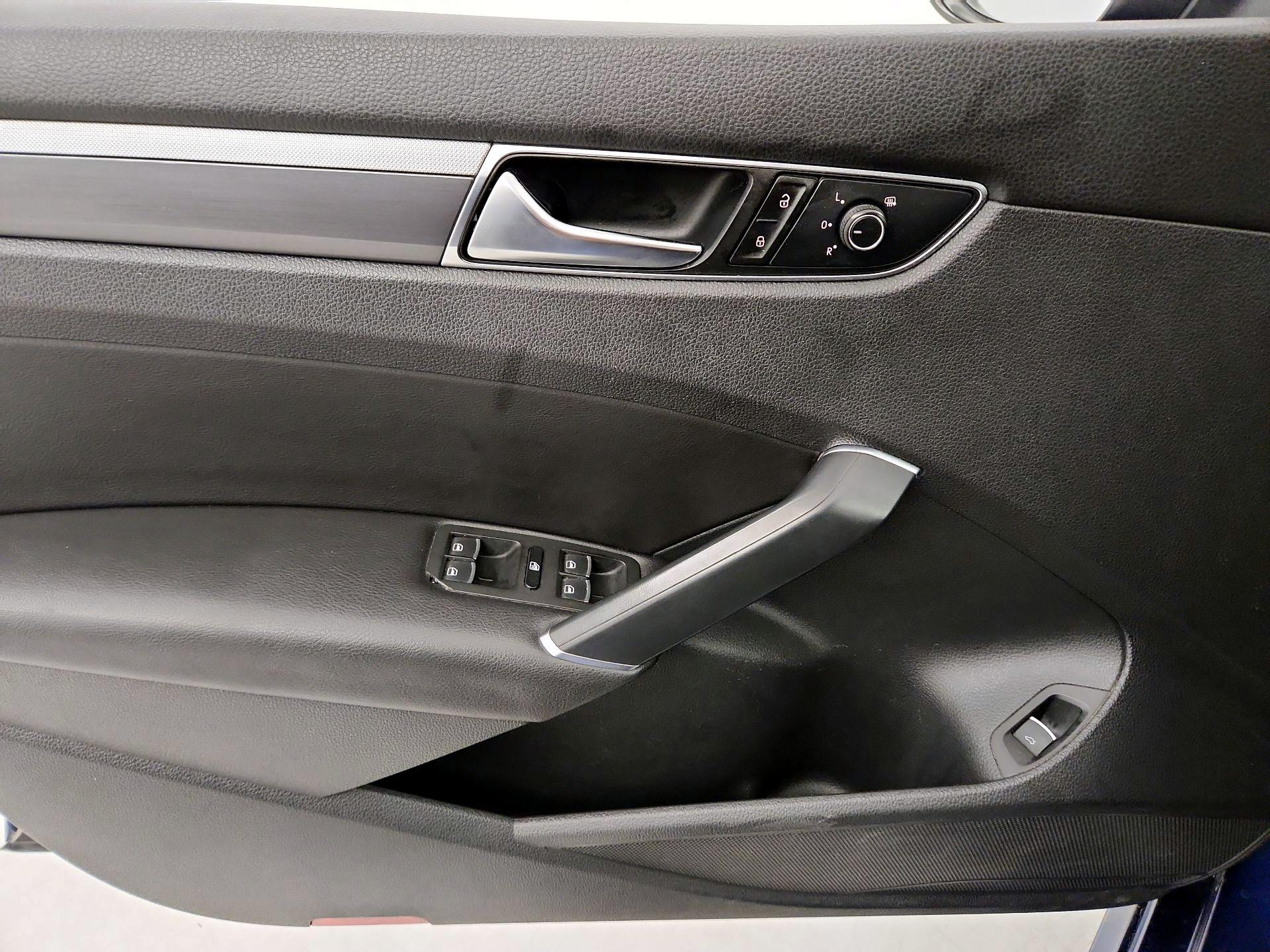 Thumbnail: 2016 Volkswagen Passat - 12