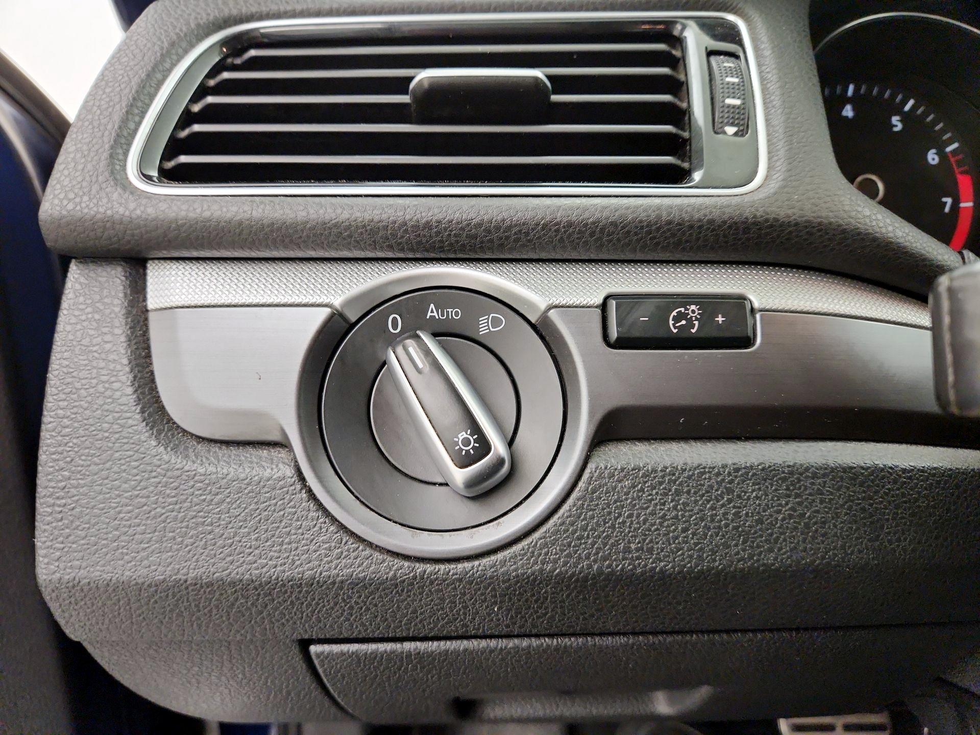 Thumbnail: 2016 Volkswagen Passat - 13