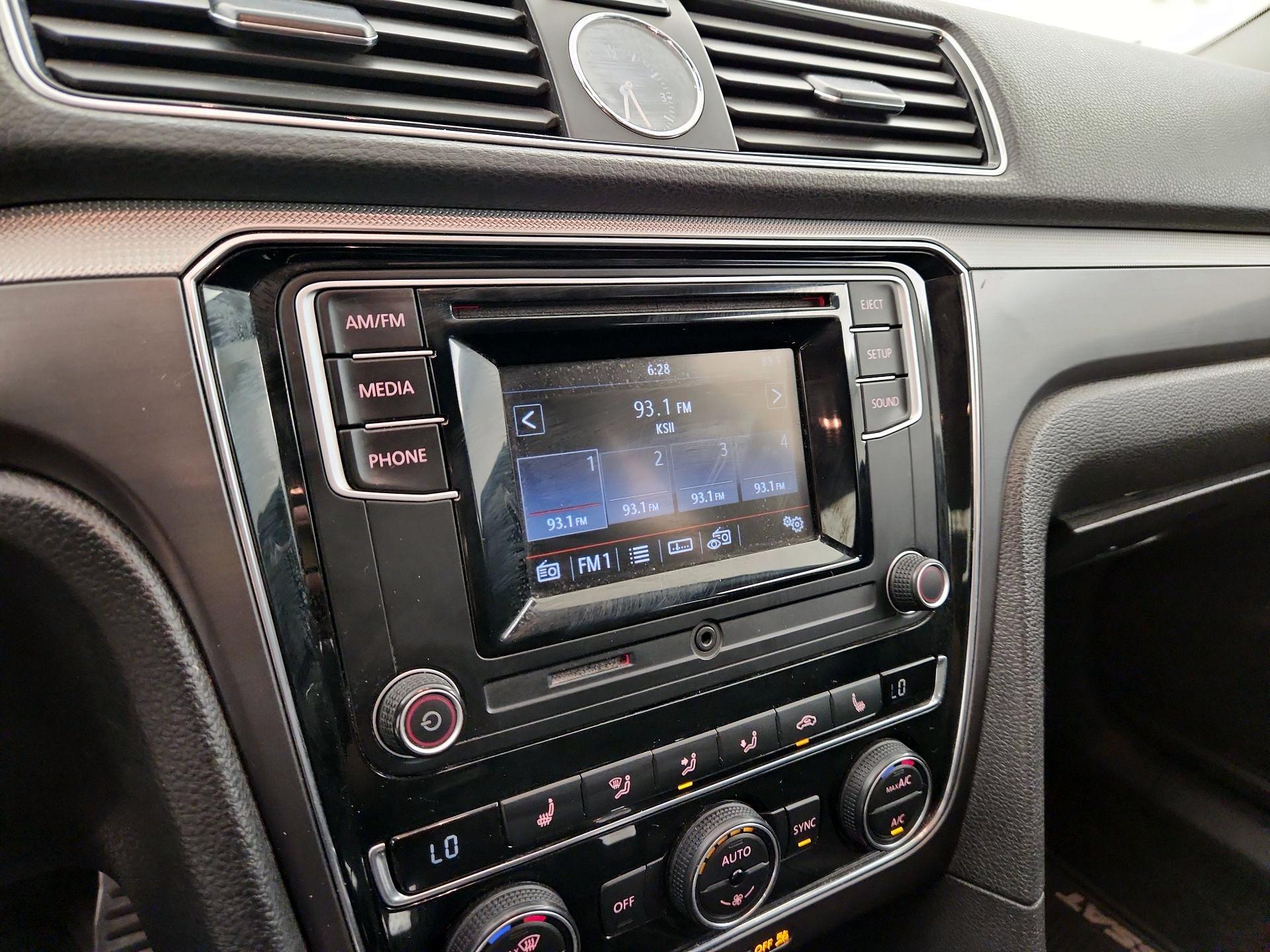 Thumbnail: 2016 Volkswagen Passat - 15