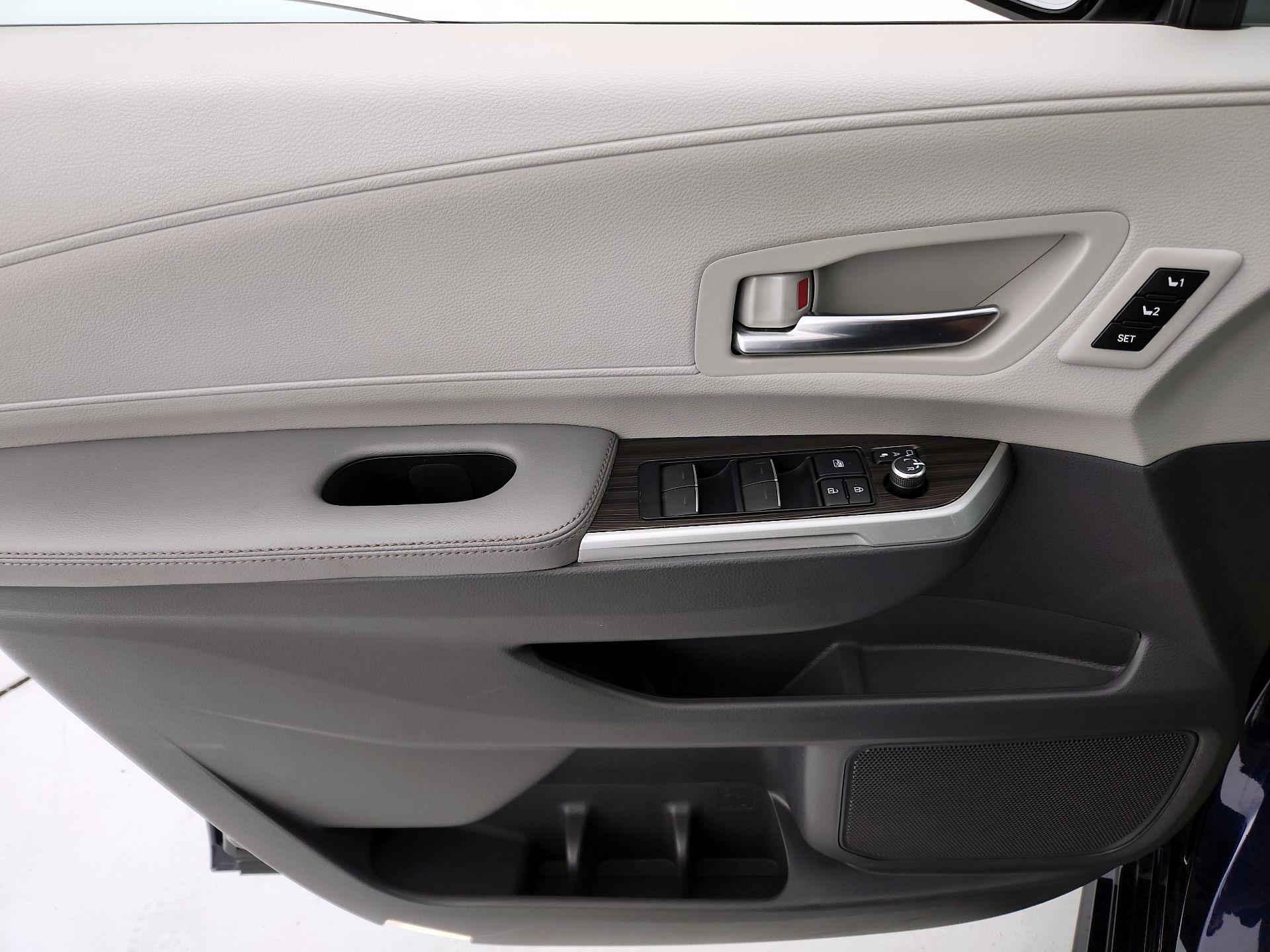 Thumbnail: 2022 Toyota Sienna - 12