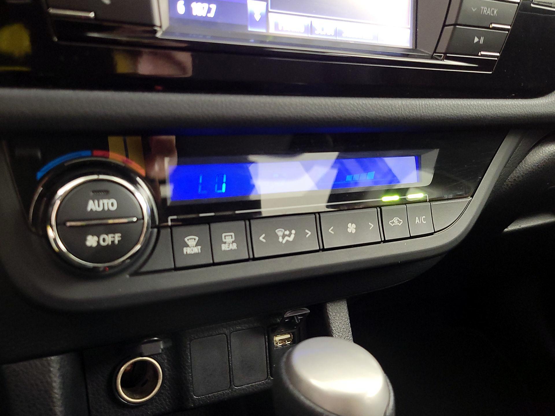 Thumbnail: 2015 Toyota Corolla - 16