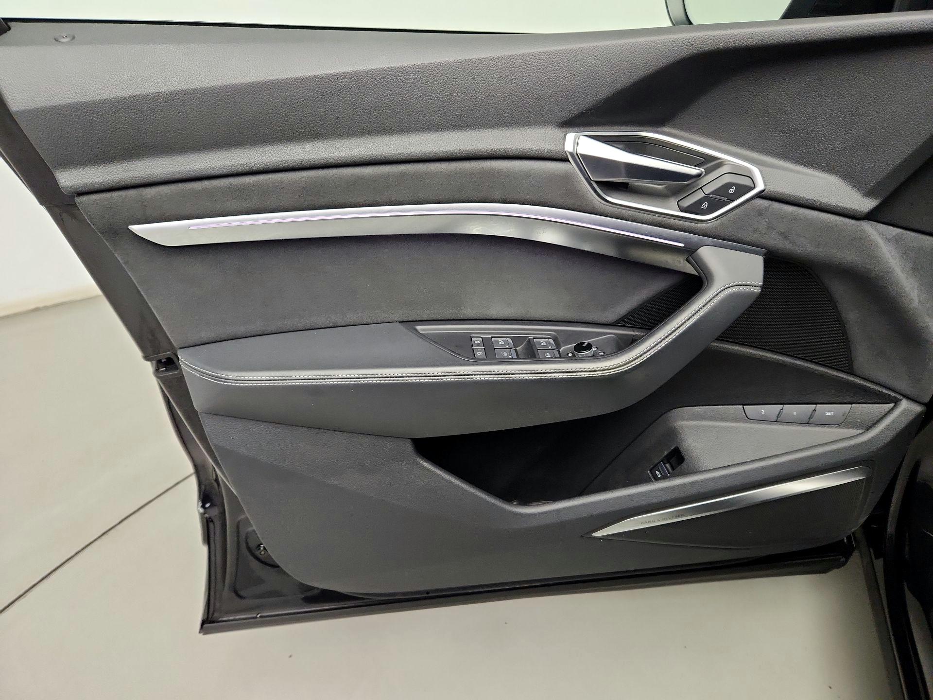 Thumbnail: 2022 Audi e-tron - 12