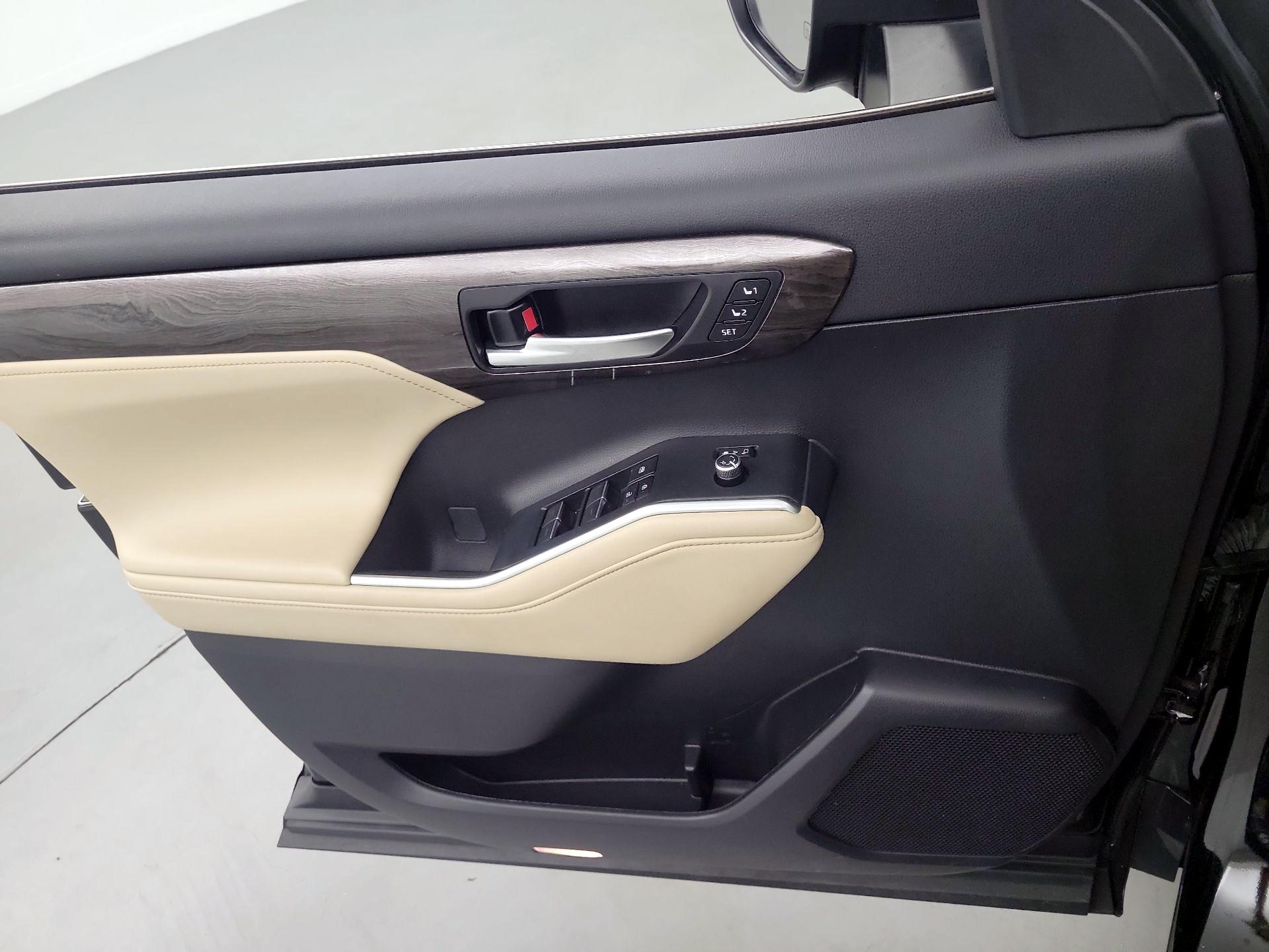 Thumbnail: 2023 Toyota Highlander - 12