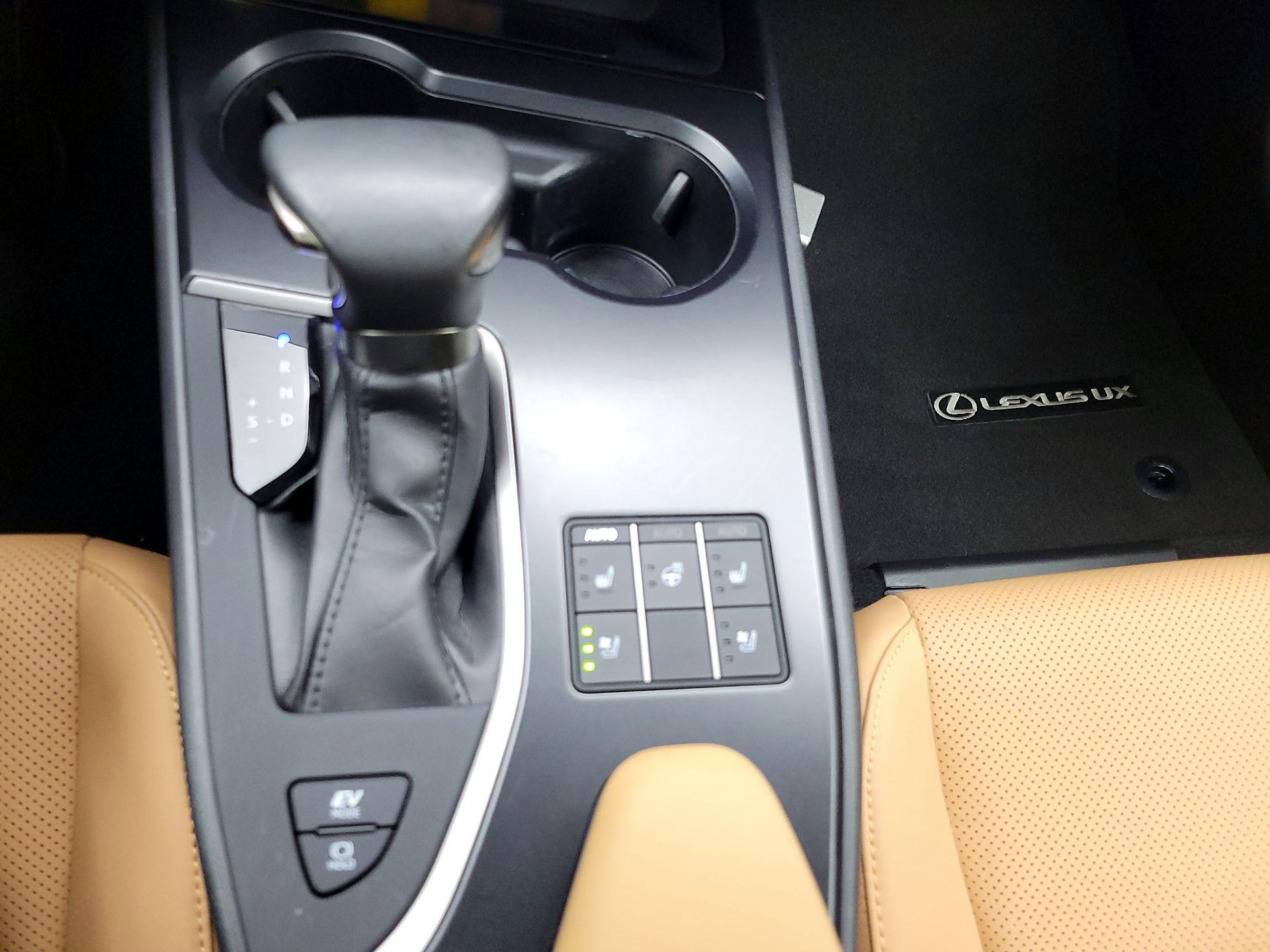 Thumbnail: 2023 Lexus UX - 16