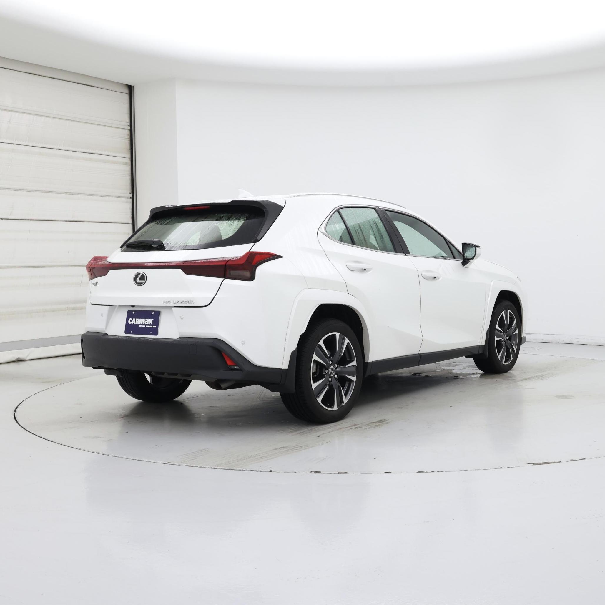 Thumbnail: 2023 Lexus UX - 8