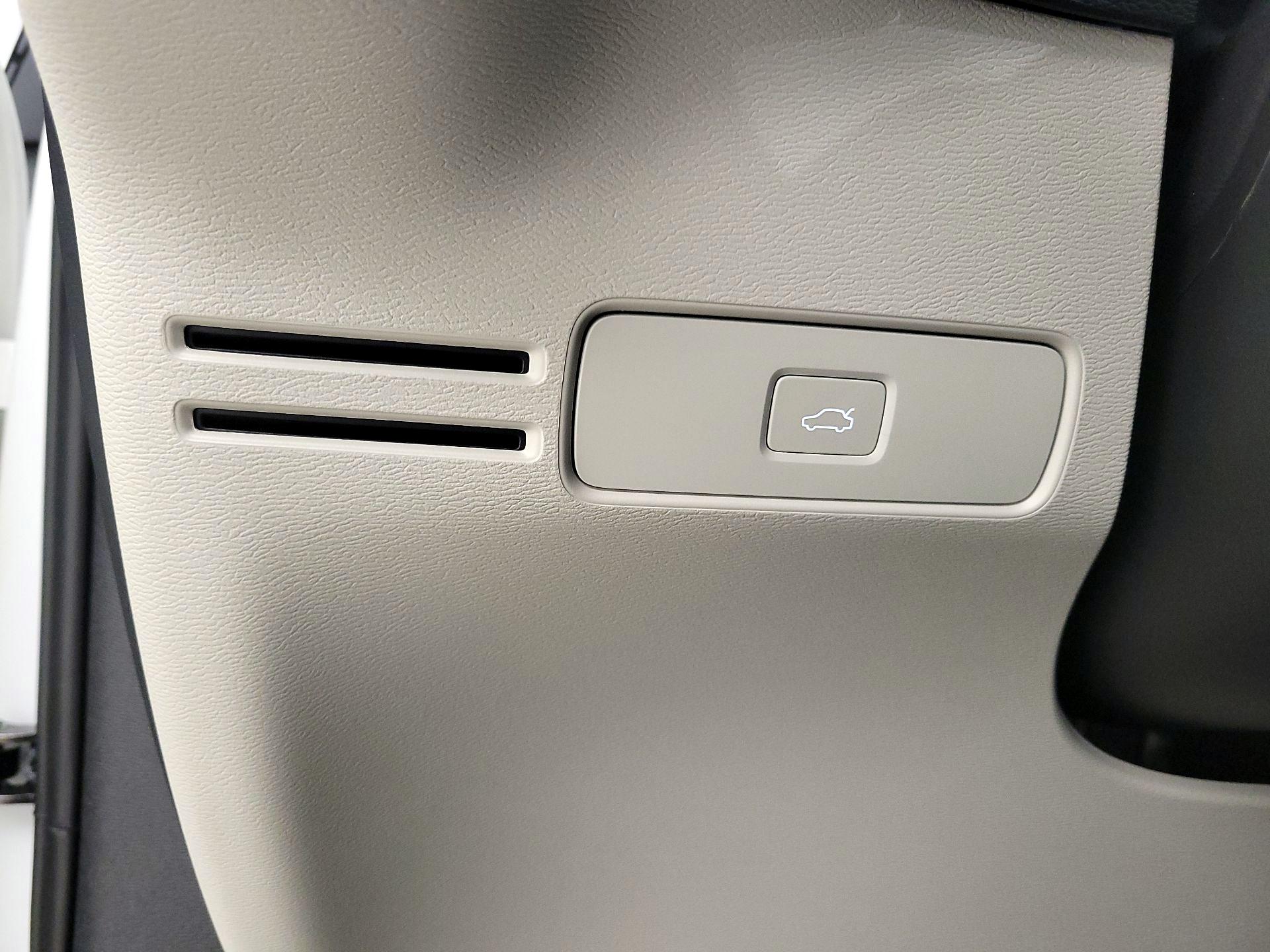 Thumbnail: 2023 Volvo XC40 - 13