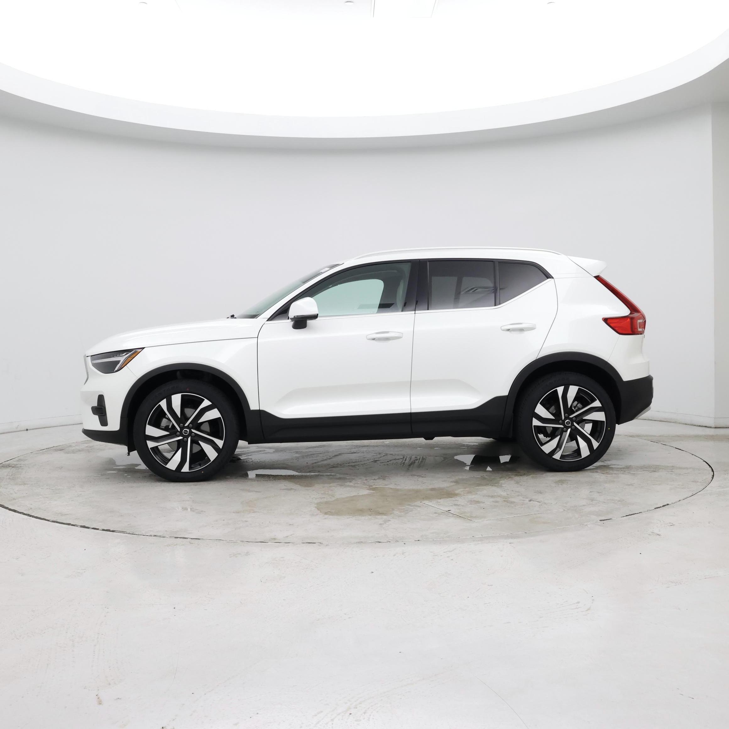 Thumbnail: 2023 Volvo XC40 - 2