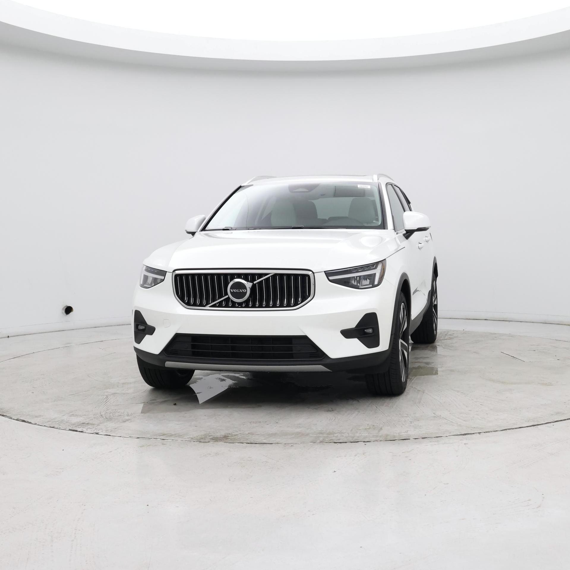 Thumbnail: 2023 Volvo XC40 - 4