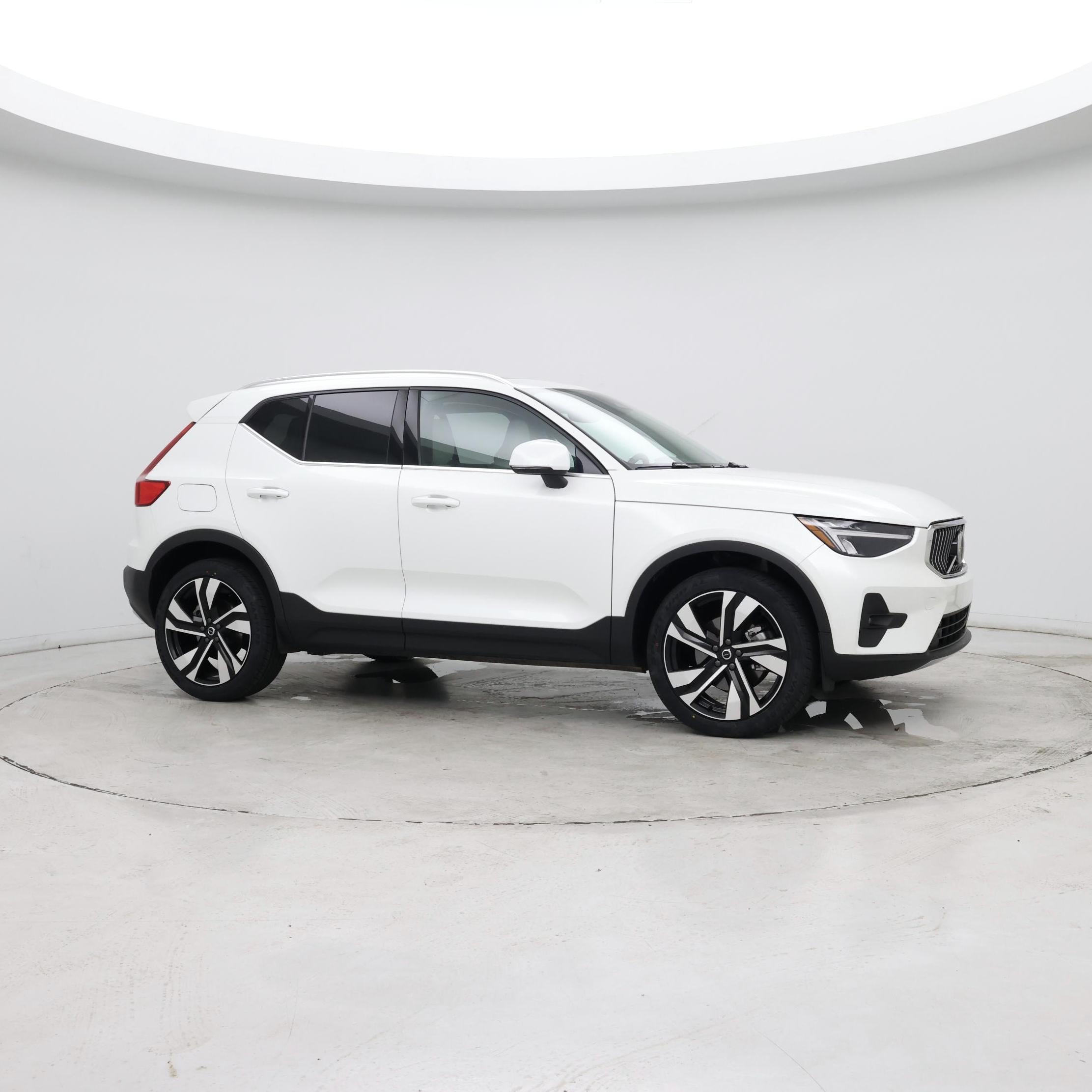 Thumbnail: 2023 Volvo XC40 - 7