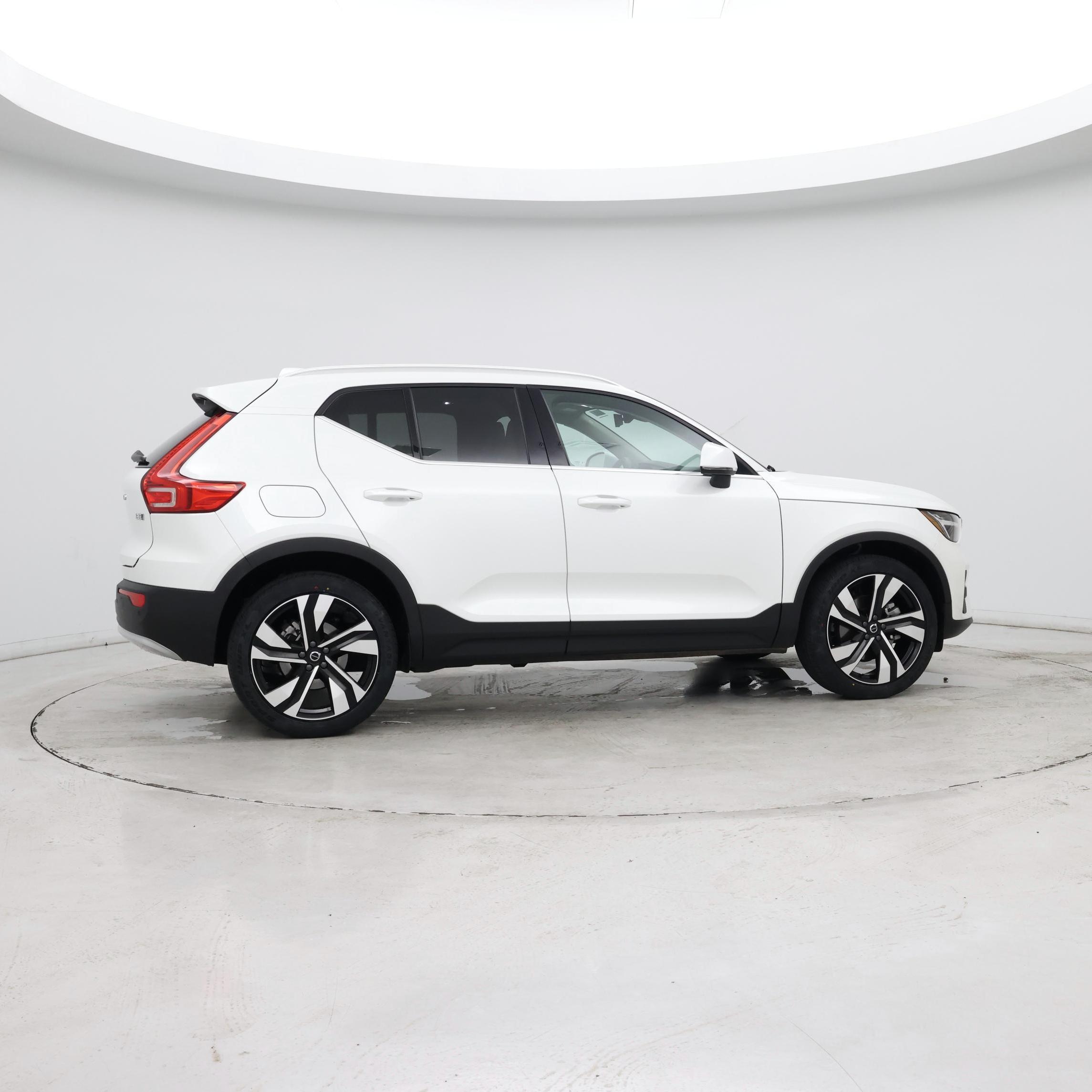 Thumbnail: 2023 Volvo XC40 - 8