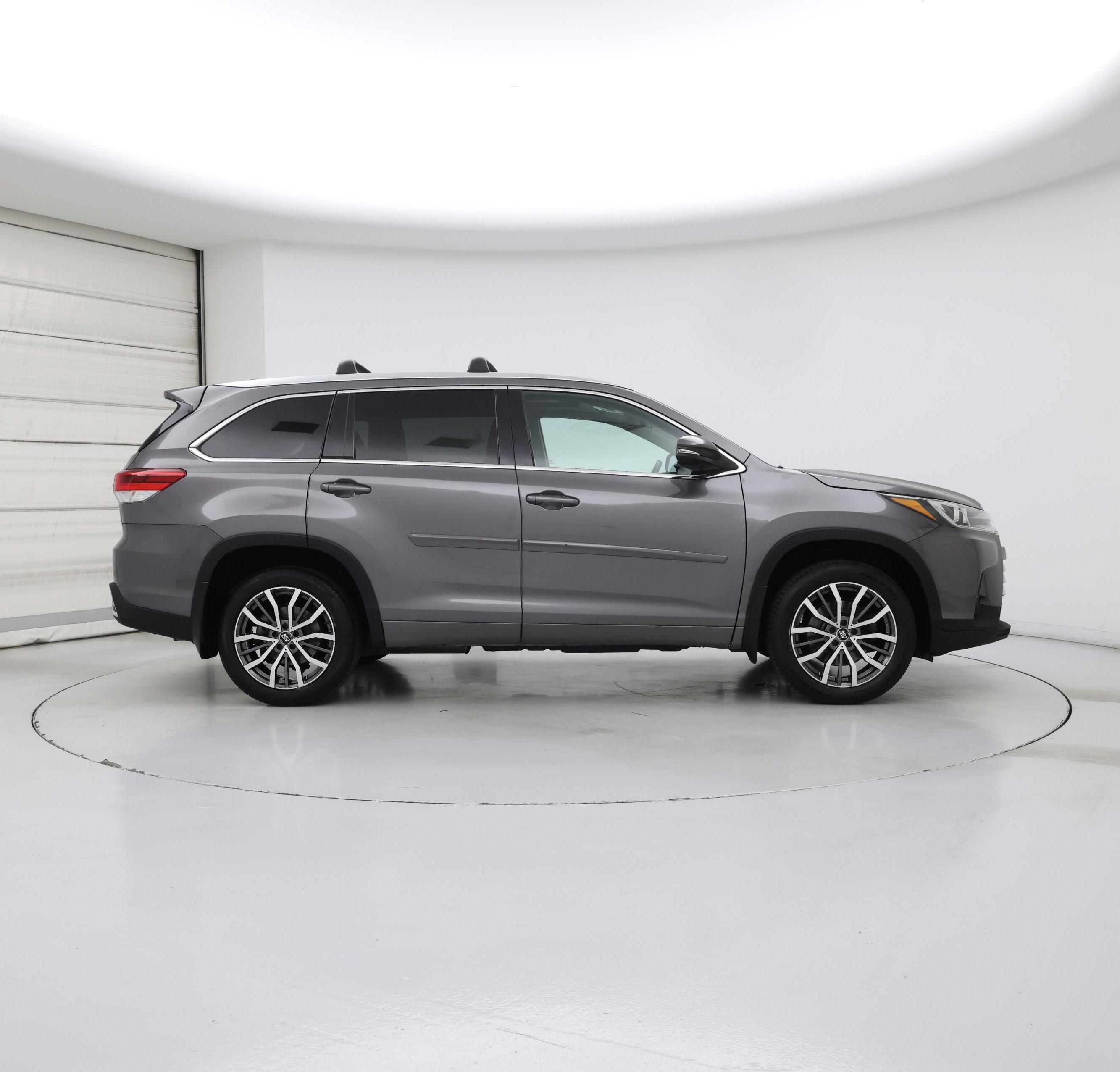 Thumbnail: 2017 Toyota Highlander - 7
