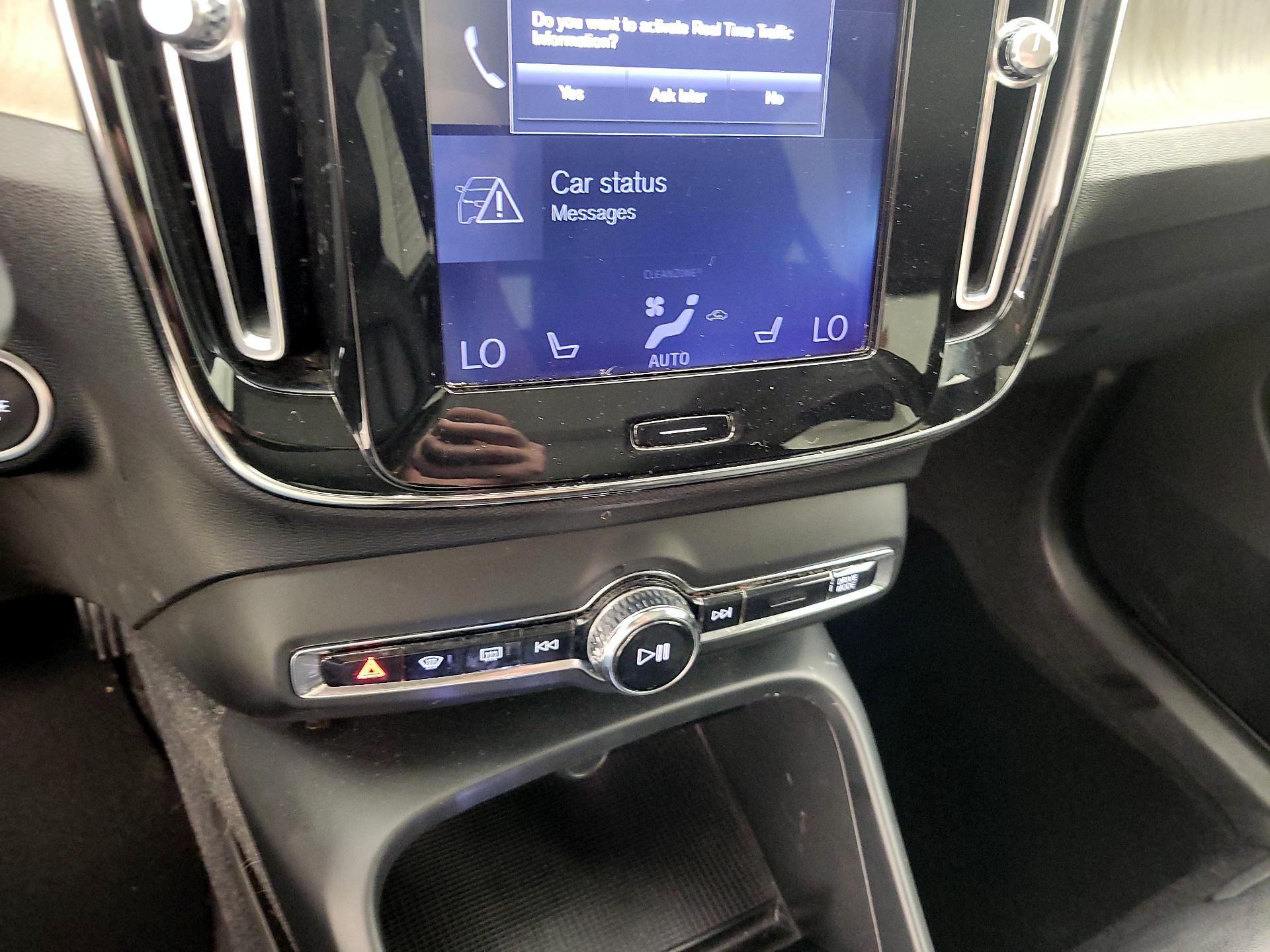 Thumbnail: 2019 Volvo XC40 - 14