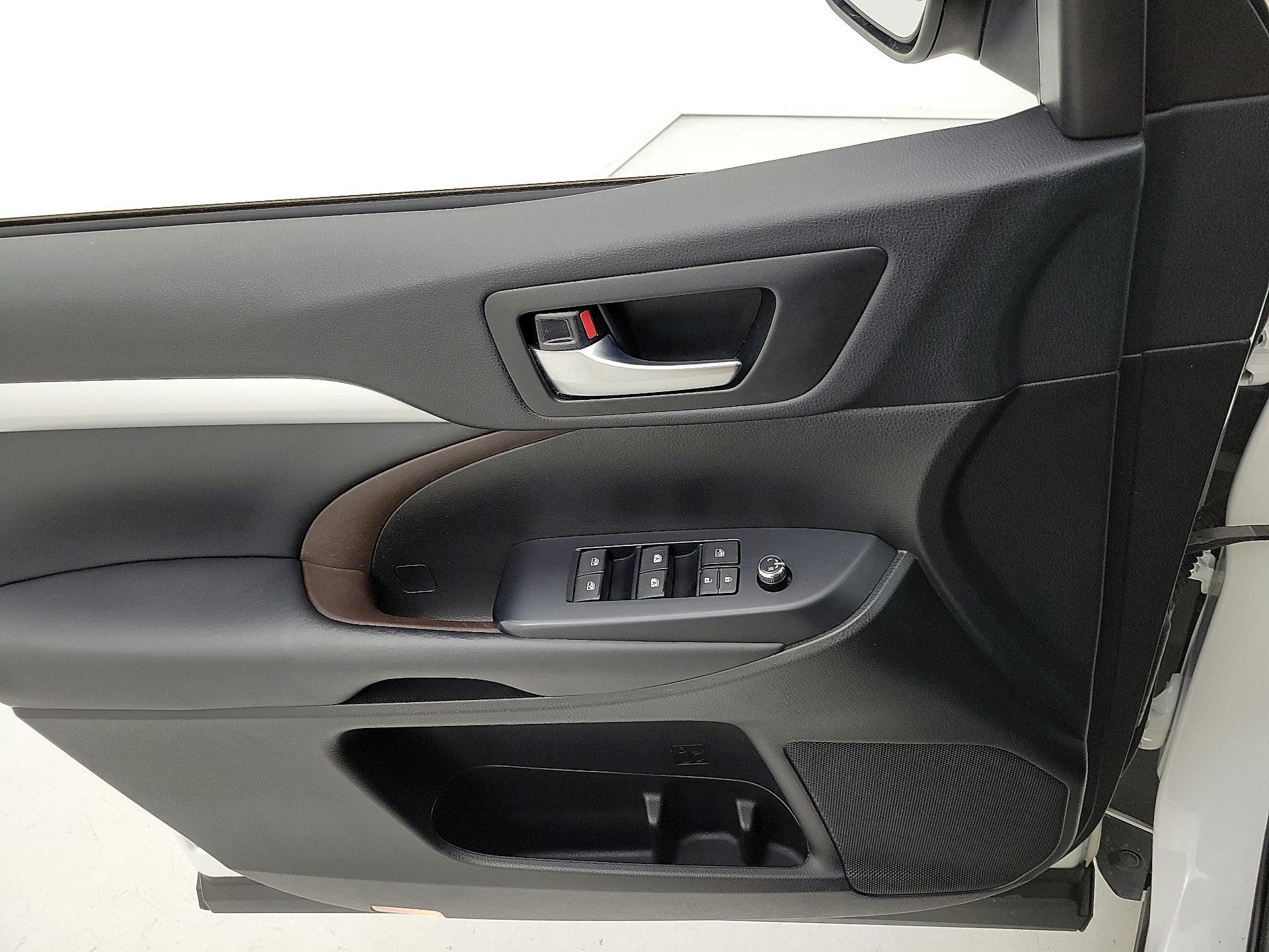 Thumbnail: 2019 Toyota Highlander - 12