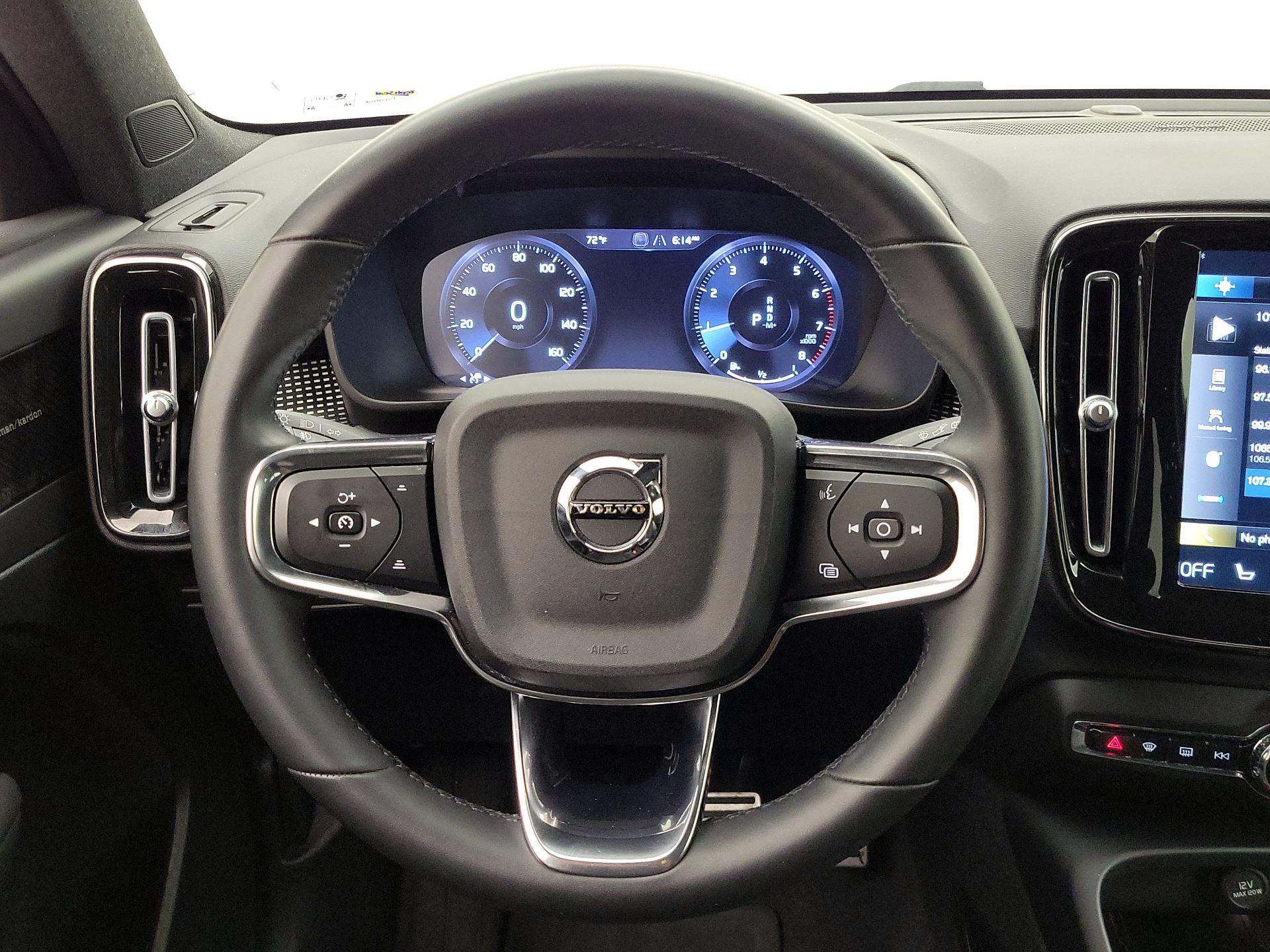 Thumbnail: 2022 Volvo XC40 - 10