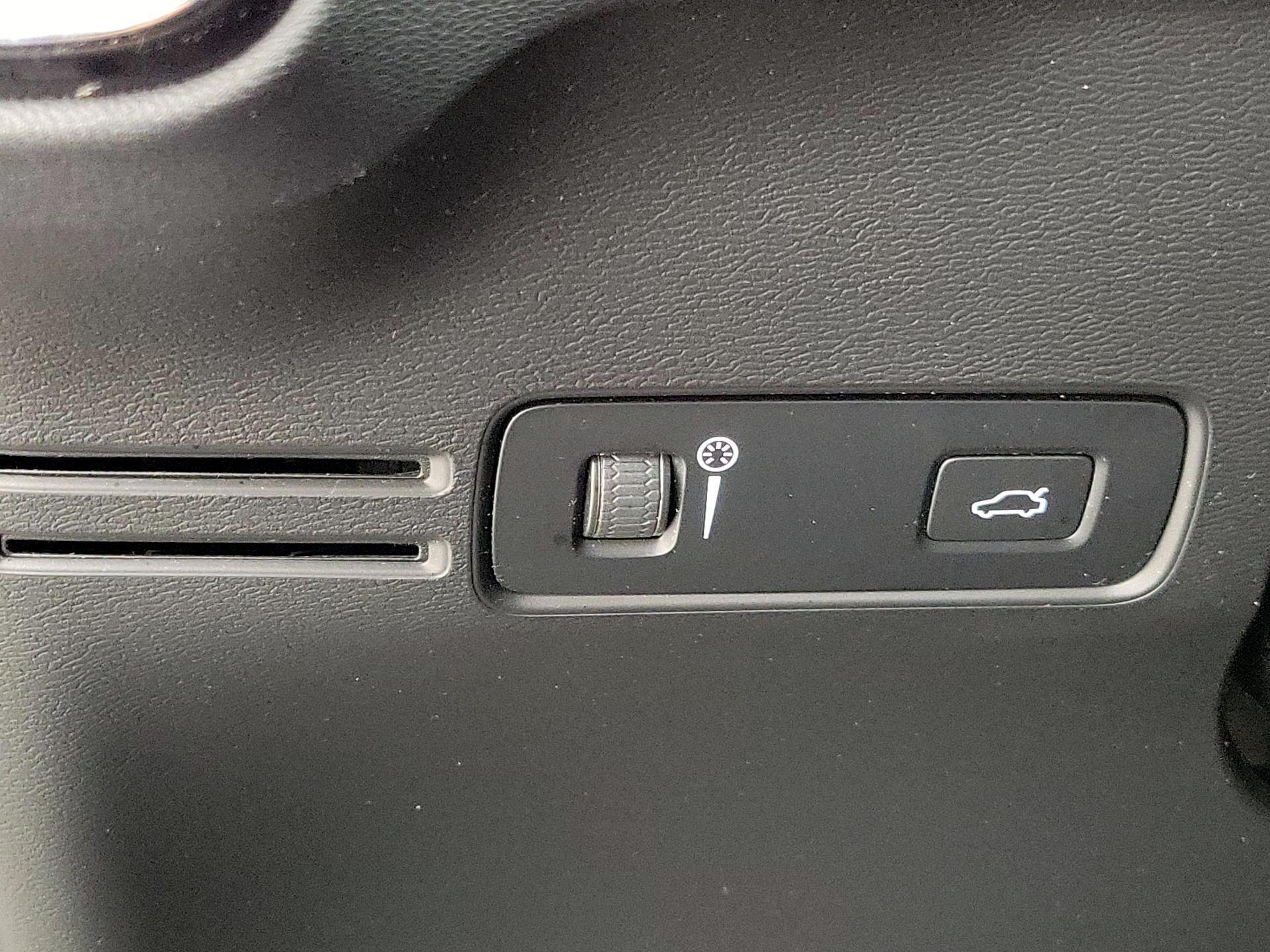 Thumbnail: 2022 Volvo XC40 - 13
