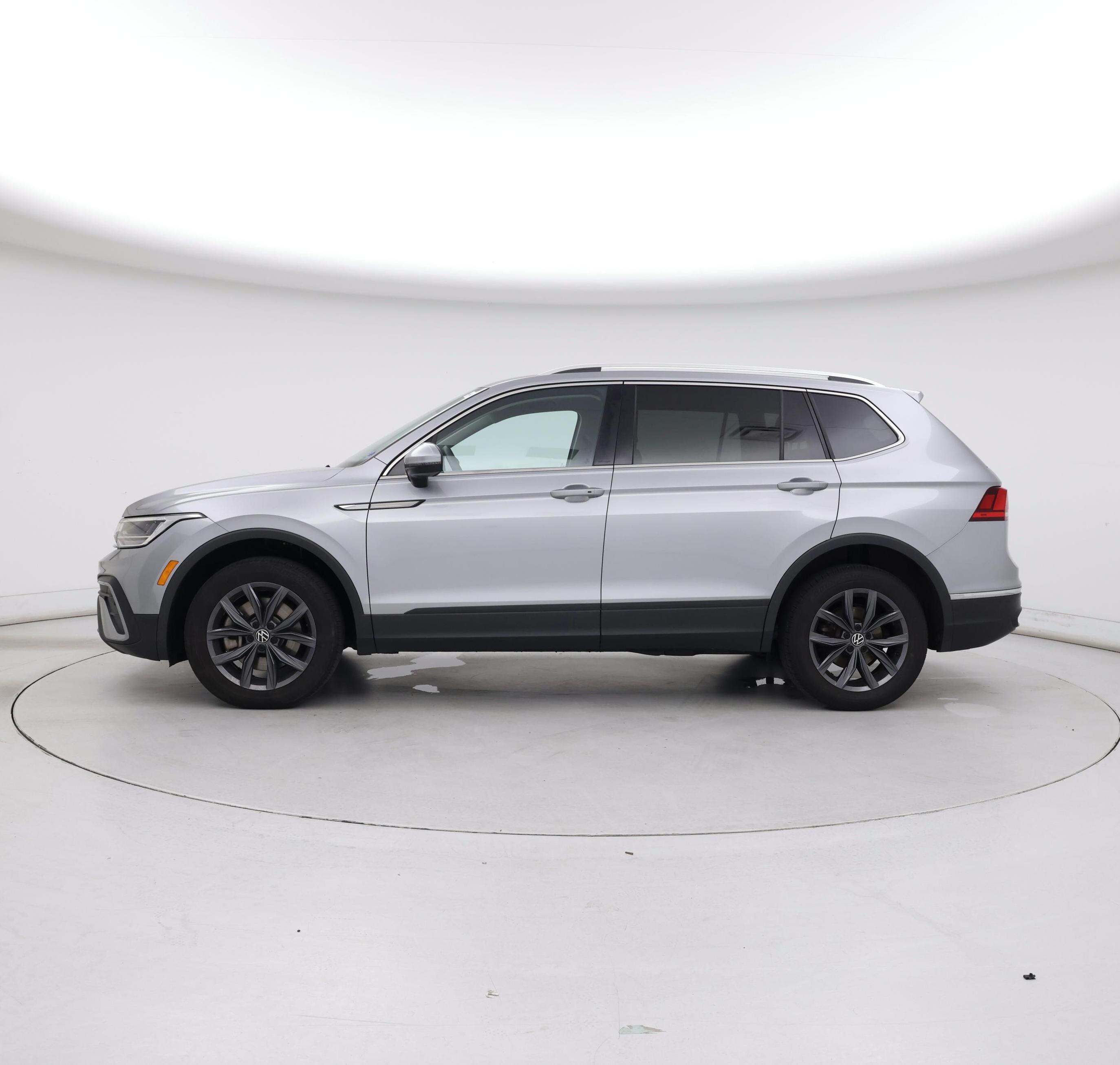 Thumbnail: 2022 Volkswagen Tiguan - 3