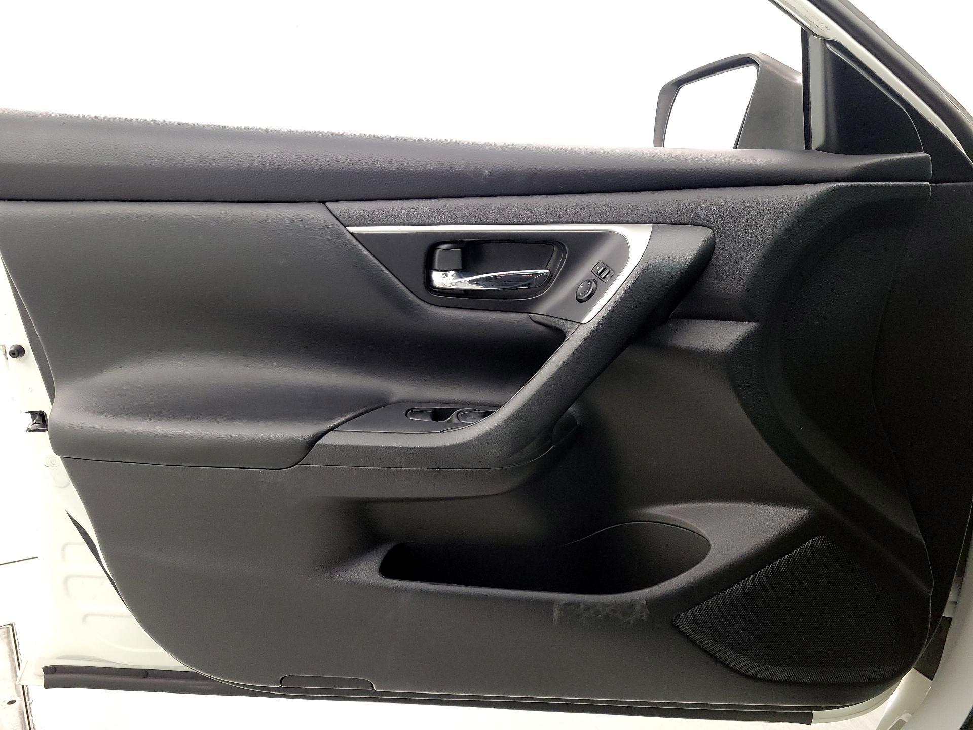 Thumbnail: 2016 Nissan Altima - 12