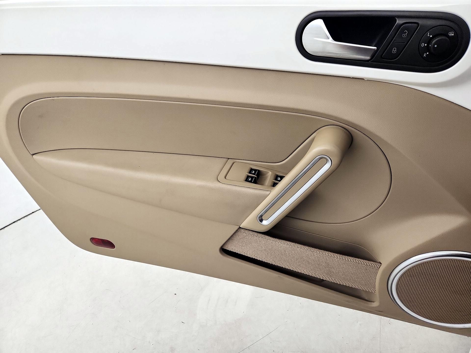 Thumbnail: 2014 Volkswagen Beetle - 12