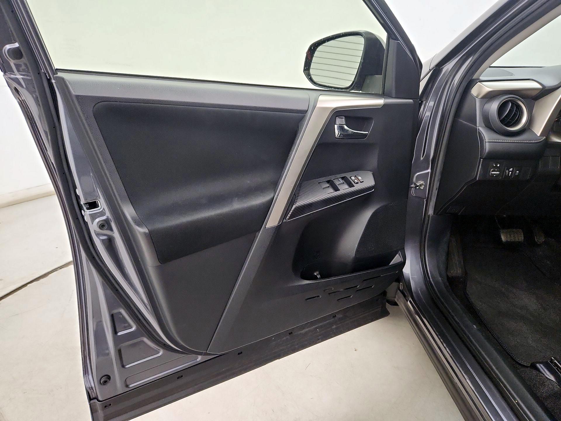 Thumbnail: 2015 Toyota RAV4 - 12