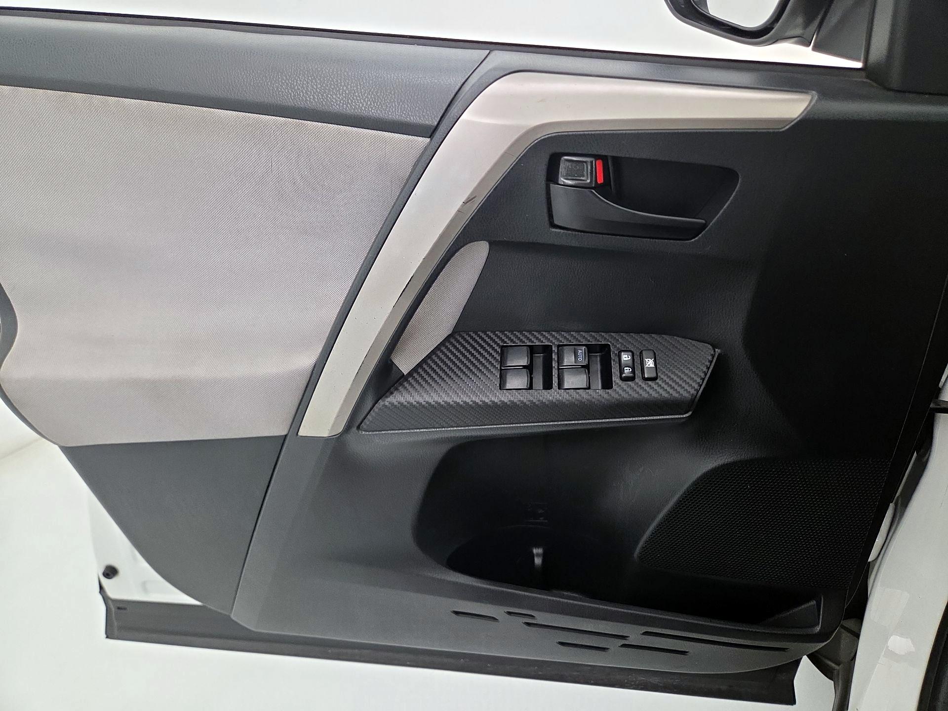 Thumbnail: 2015 Toyota RAV4 - 12