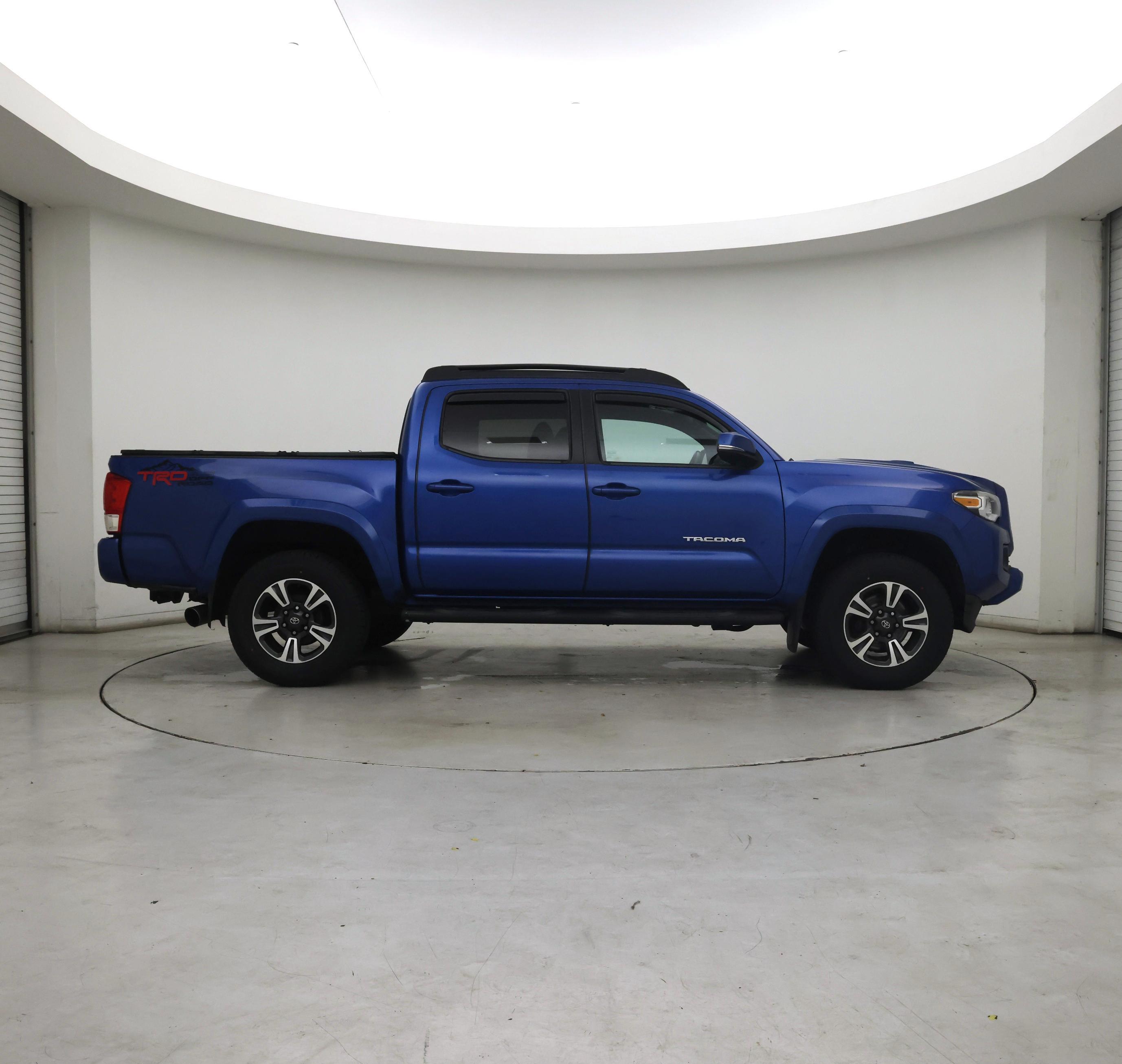 Thumbnail: 2017 Toyota Tacoma - 7