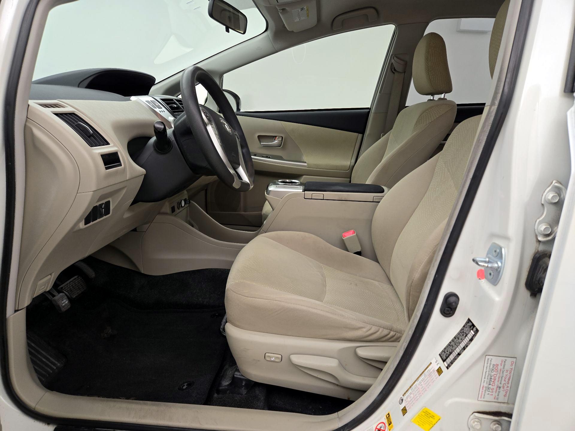 Thumbnail: 2014 Toyota Prius v - 11