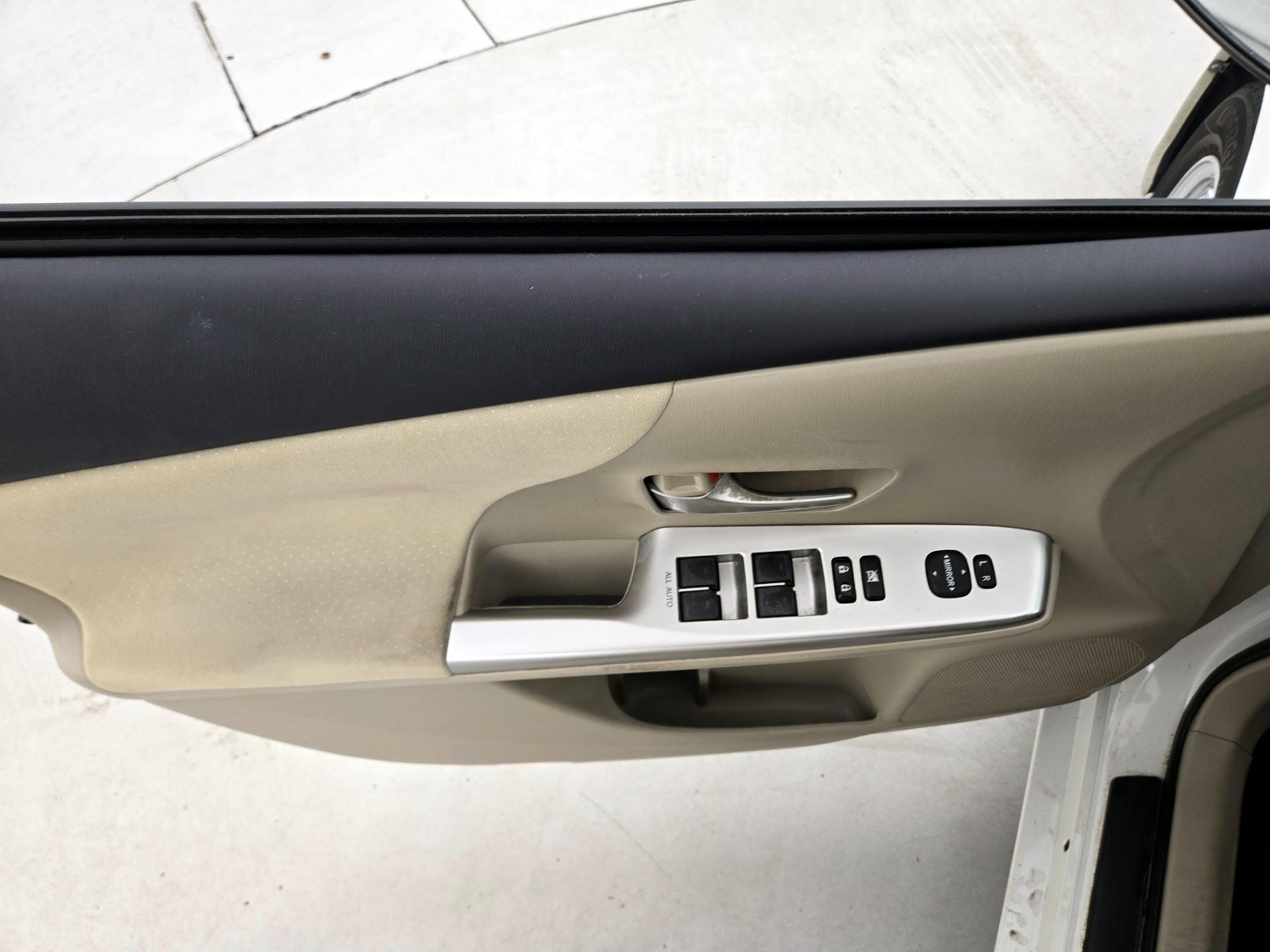Thumbnail: 2014 Toyota Prius v - 12