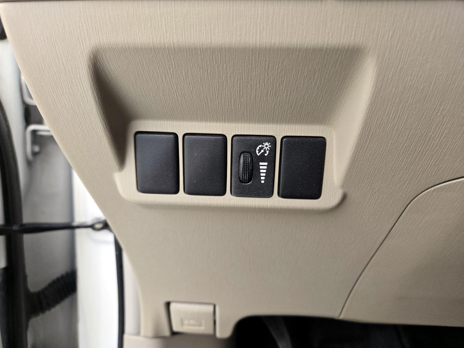 Thumbnail: 2014 Toyota Prius v - 13