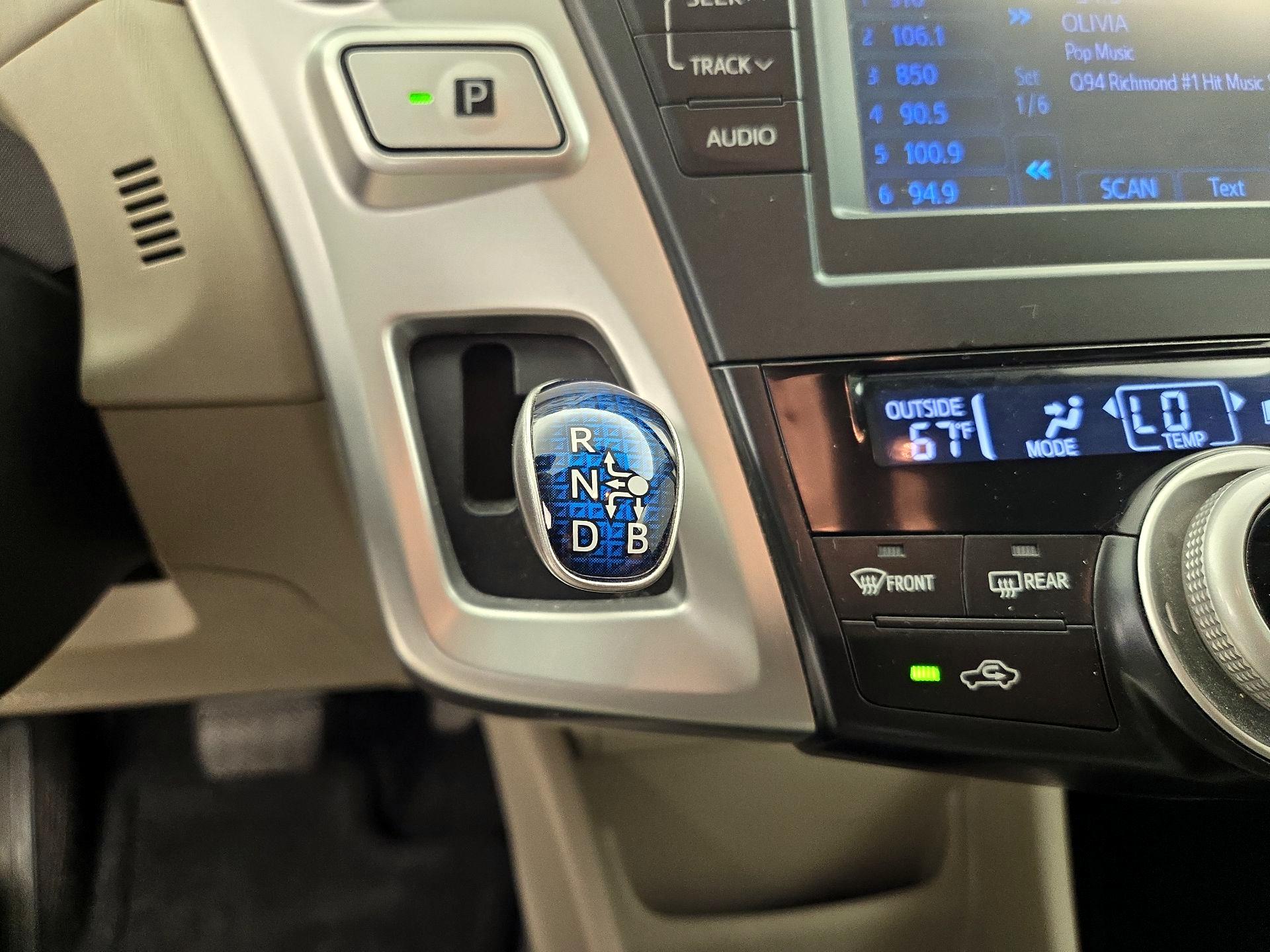 Thumbnail: 2014 Toyota Prius v - 17