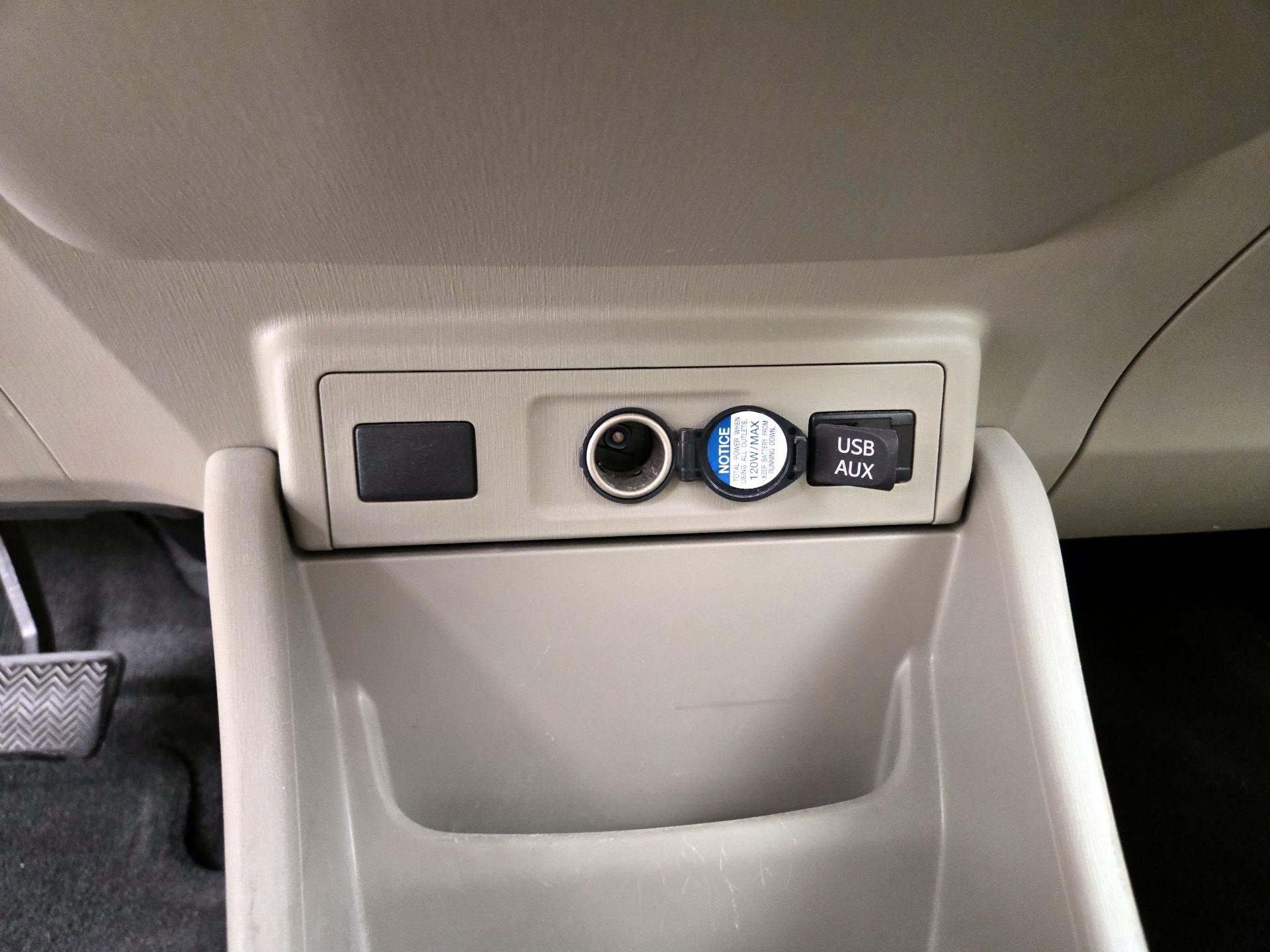 Thumbnail: 2014 Toyota Prius v - 18