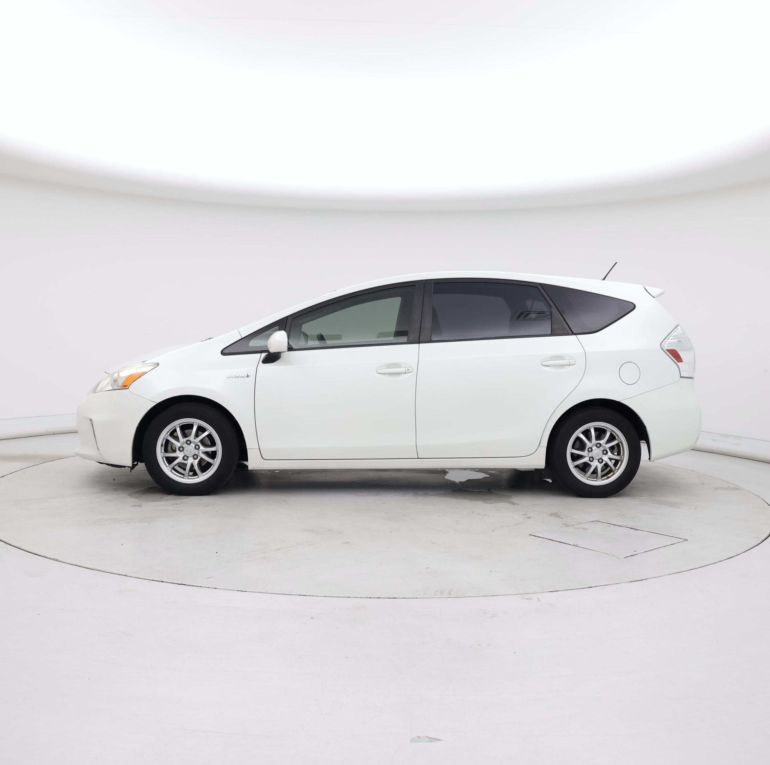 Thumbnail: 2014 Toyota Prius v - 3