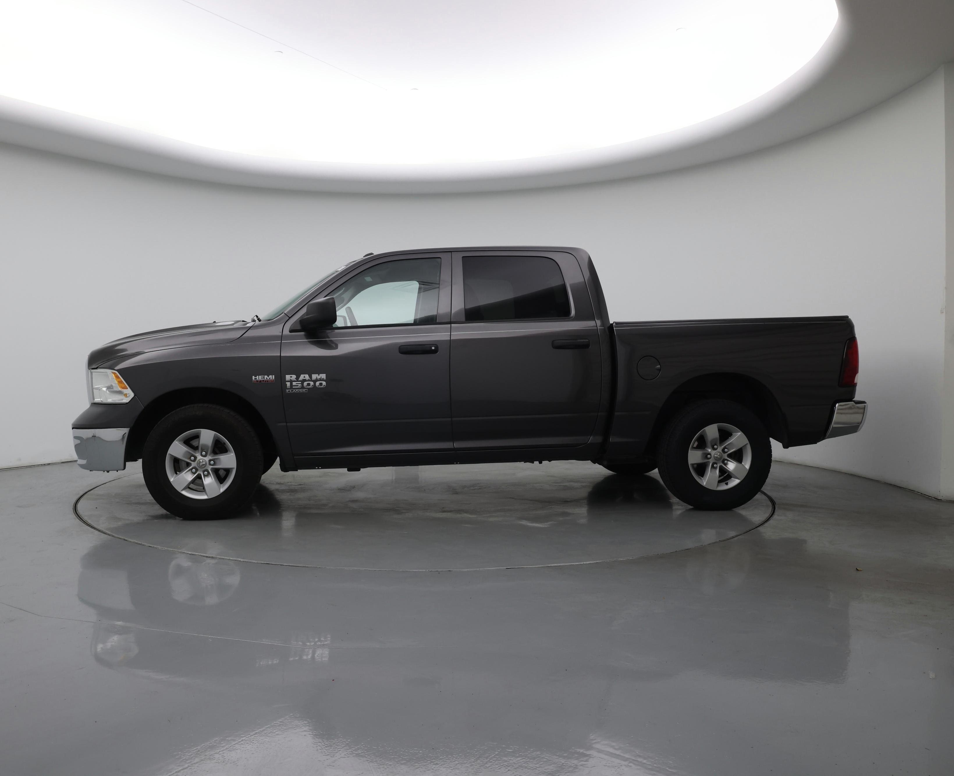 Thumbnail: 2020 RAM 1500 Classic - 3
