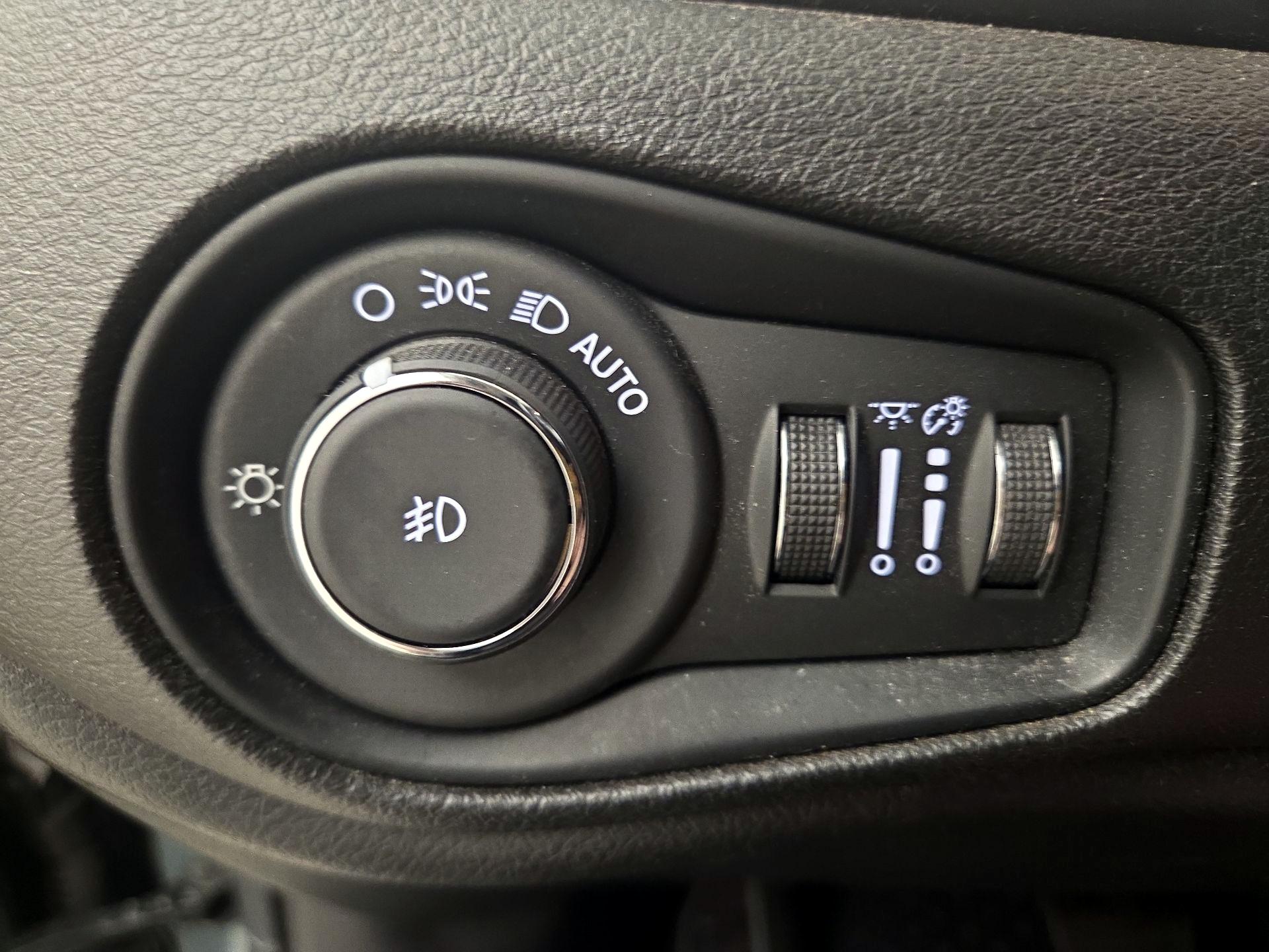 Thumbnail: 2016 Jeep Renegade - 13