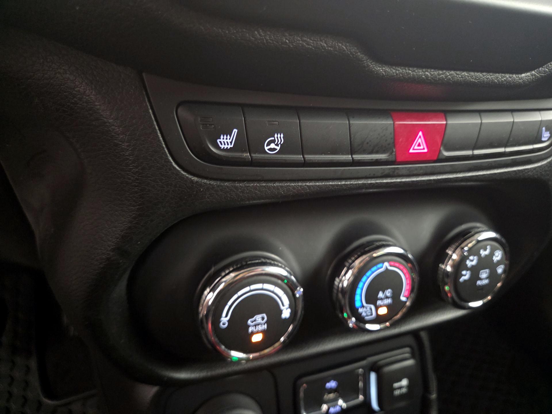 Thumbnail: 2016 Jeep Renegade - 17