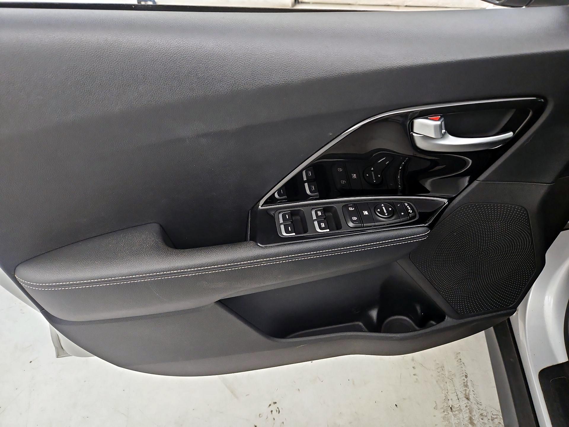 Thumbnail: 2020 Kia Niro - 12