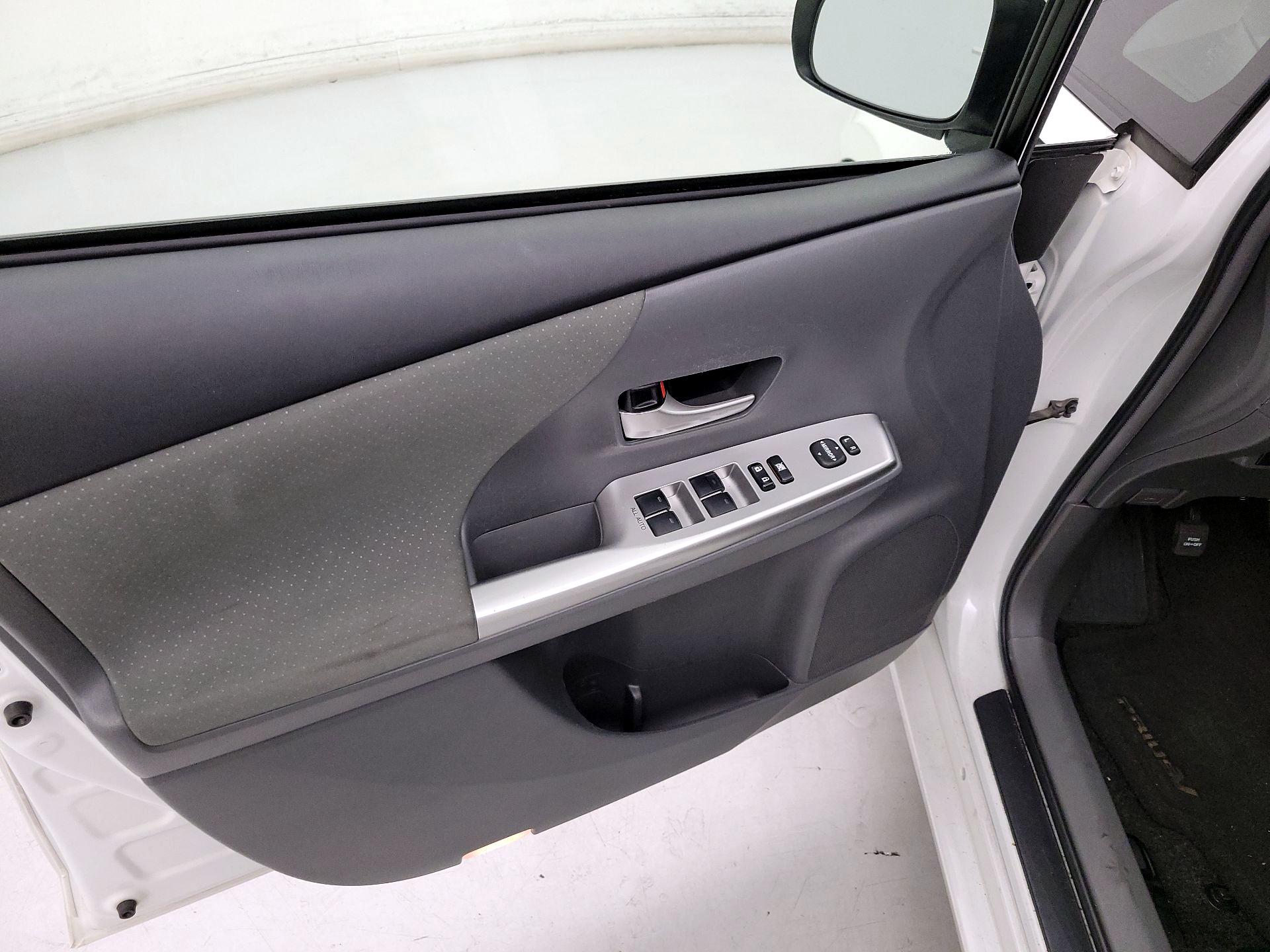 Thumbnail: 2014 Toyota Prius v - 12
