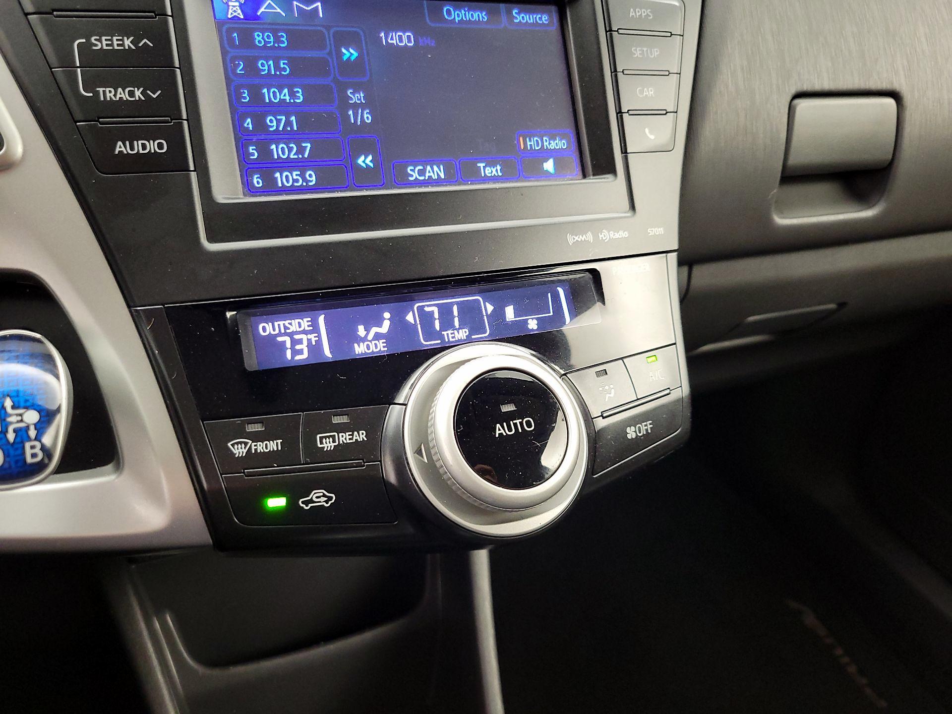 Thumbnail: 2014 Toyota Prius v - 15