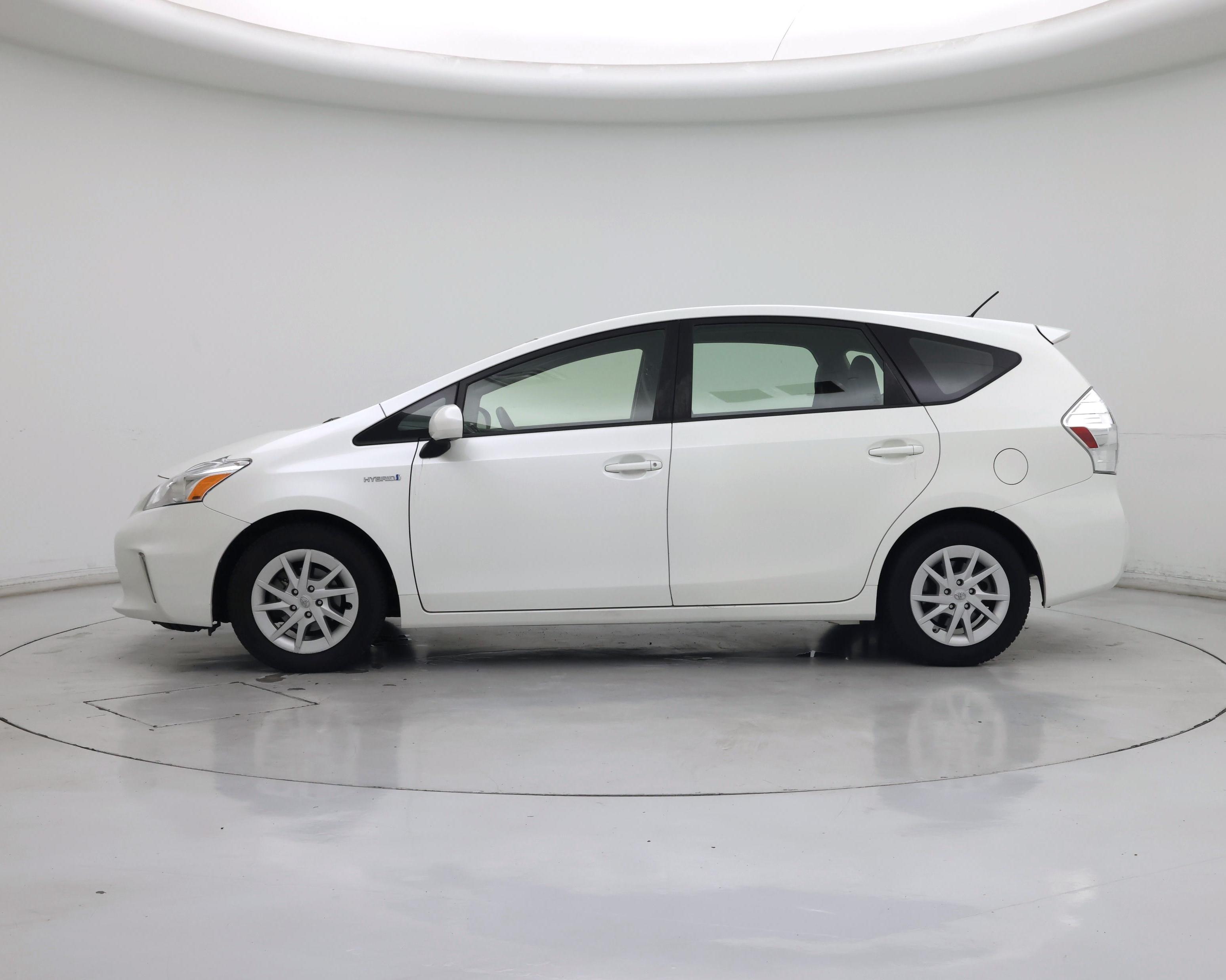 Thumbnail: 2014 Toyota Prius v - 3
