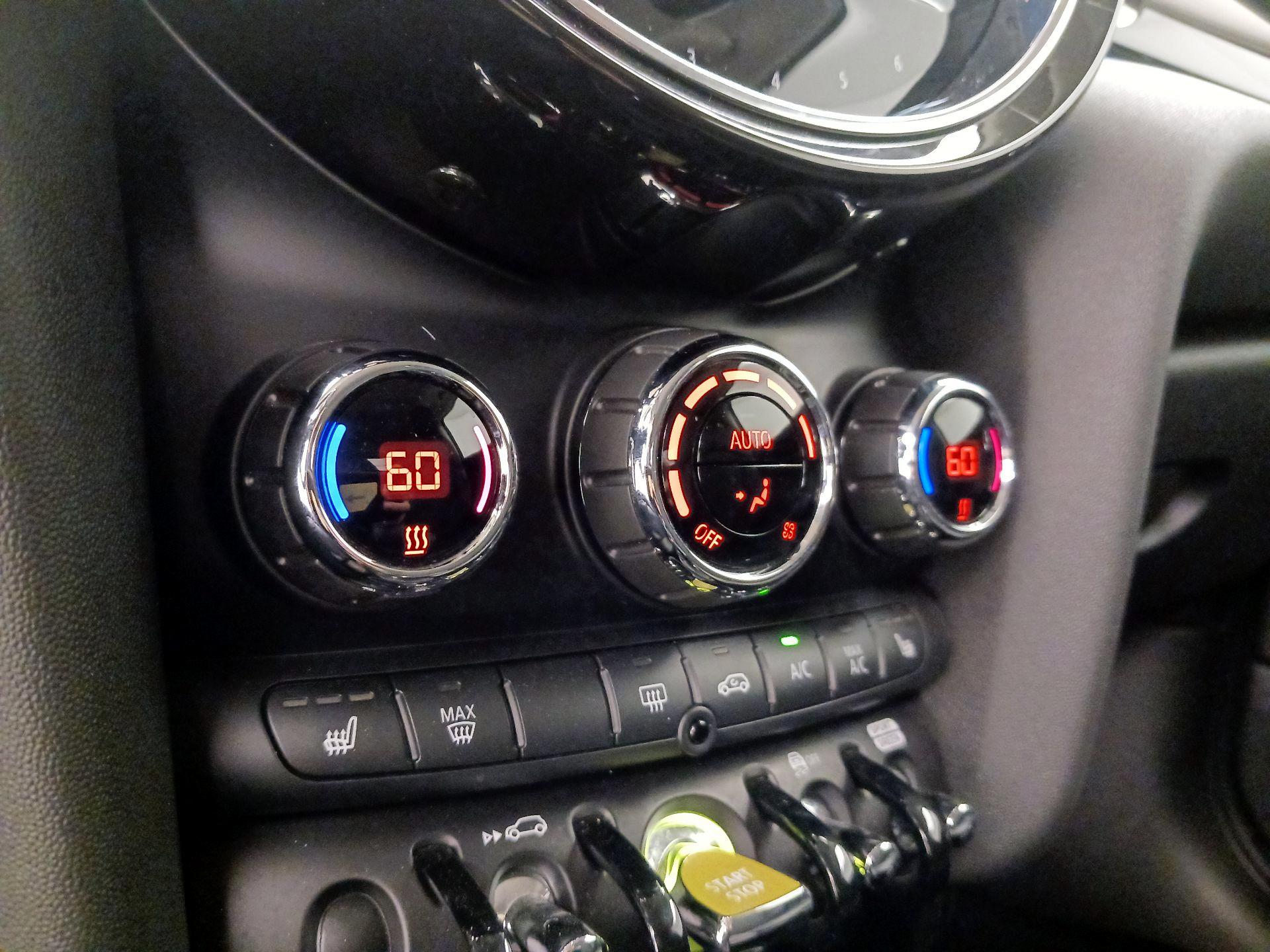 Thumbnail: 2022 MINI Cooper Hardtop - 17