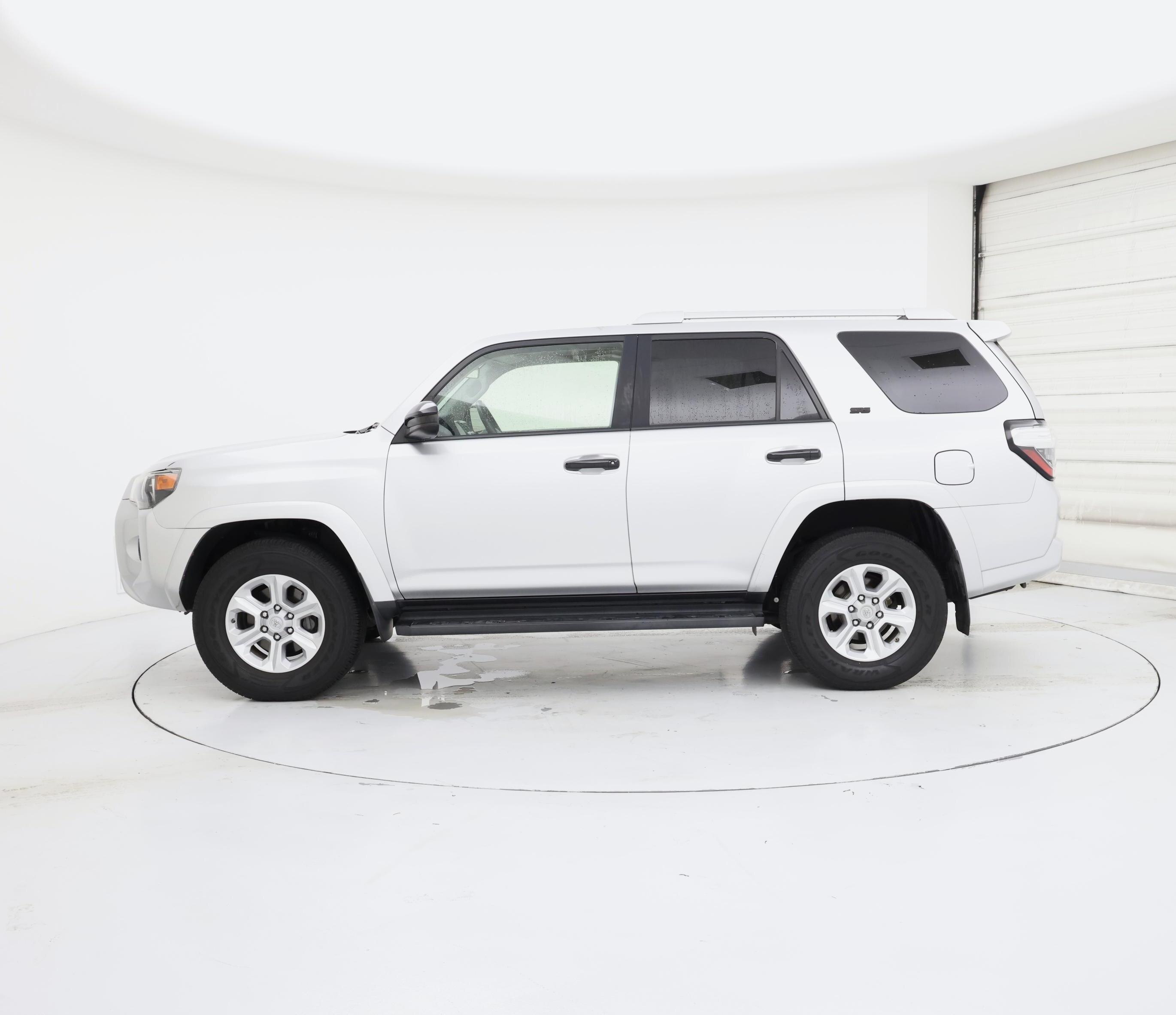 Thumbnail: 2015 Toyota 4Runner - 3