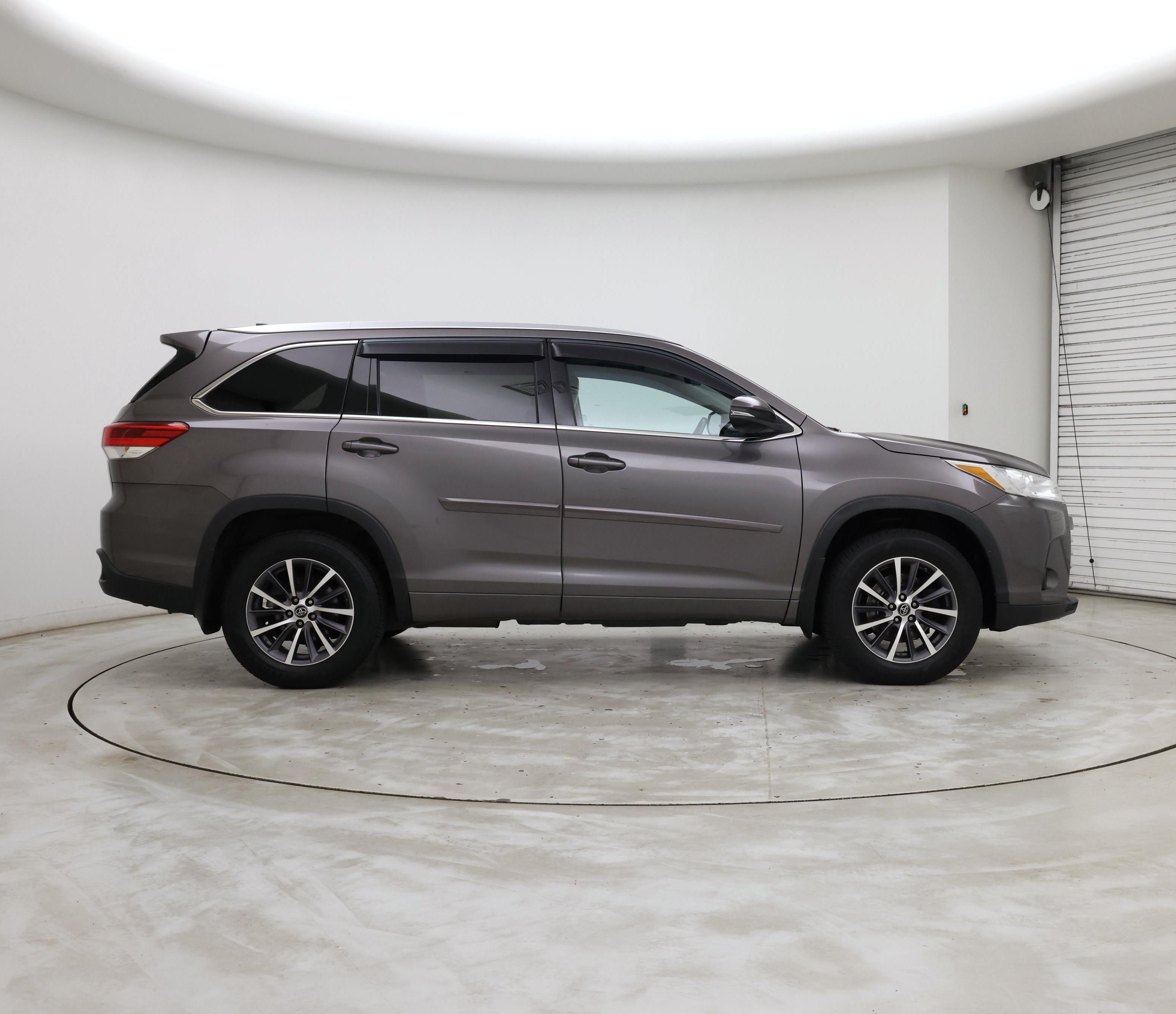 Thumbnail: 2017 Toyota Highlander - 7