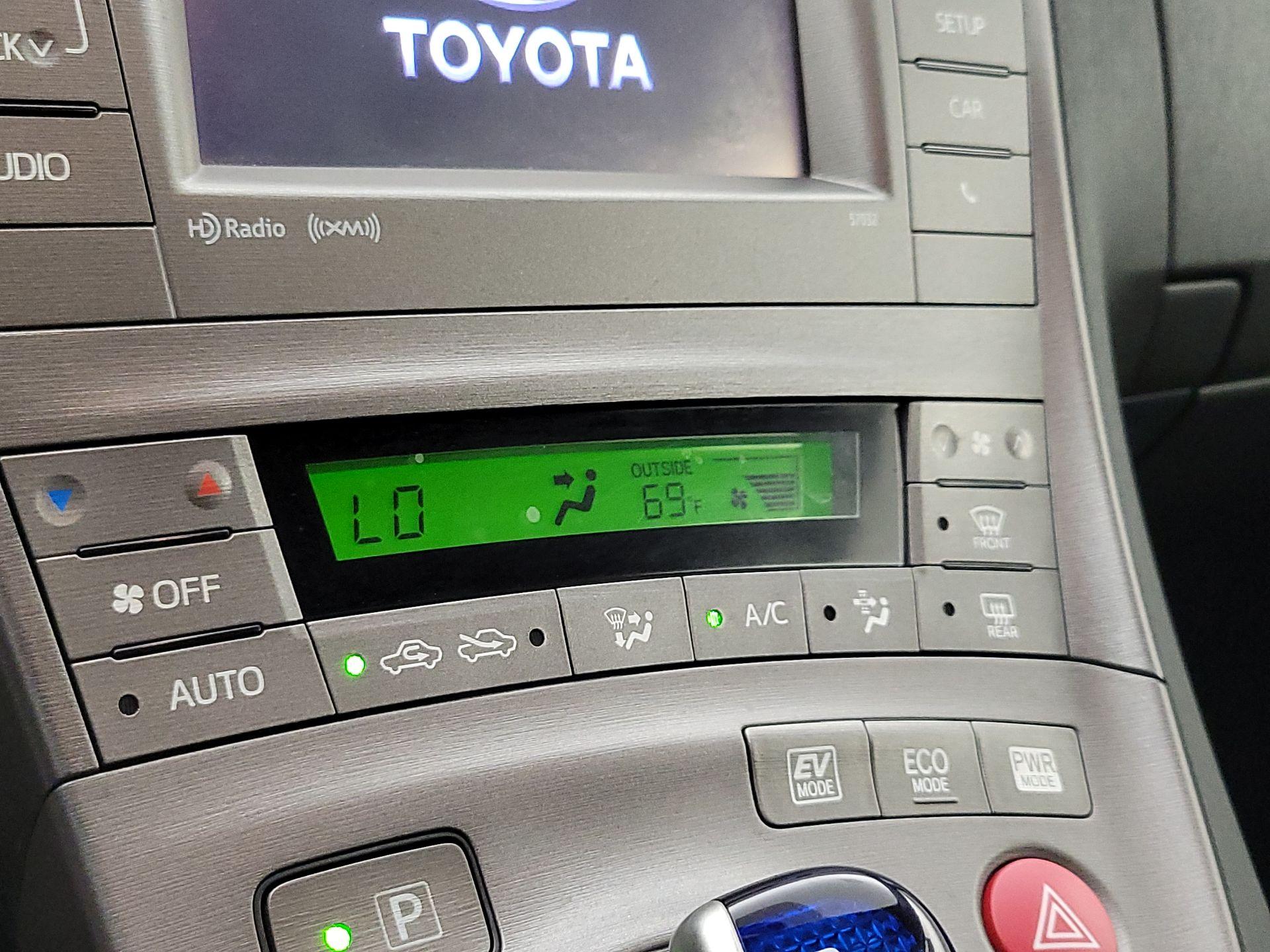 Thumbnail: 2015 Toyota Prius - 16