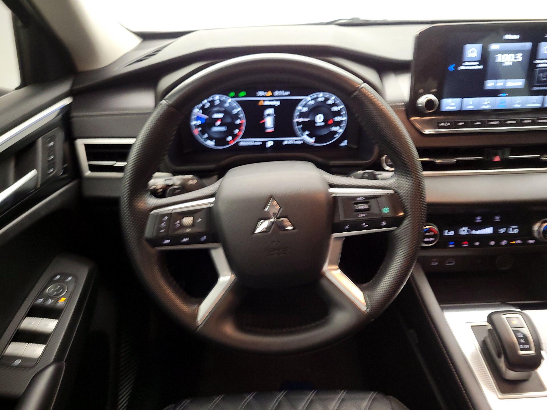 Thumbnail: 2023 Mitsubishi Outlander - 10