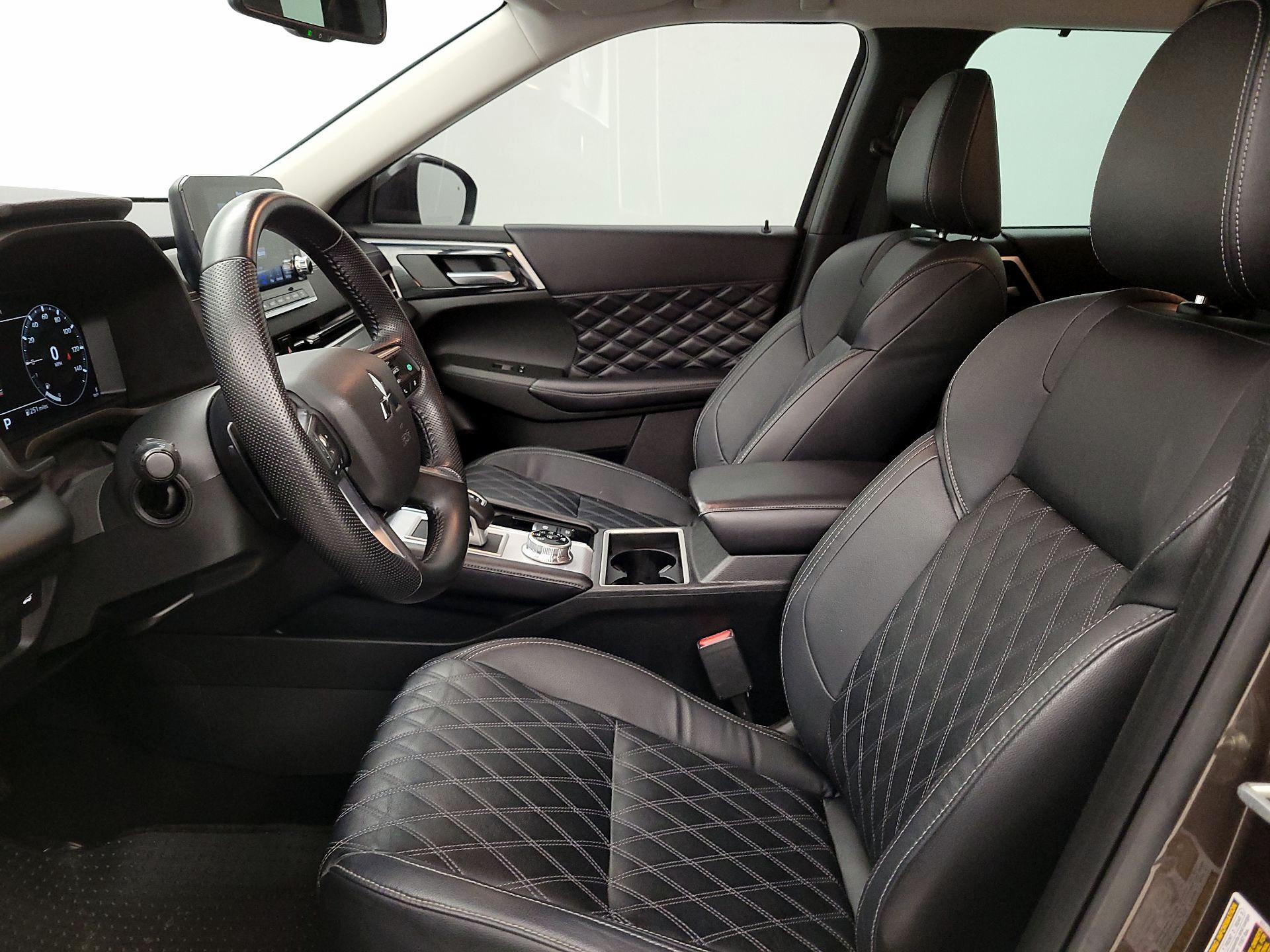 Thumbnail: 2023 Mitsubishi Outlander - 11