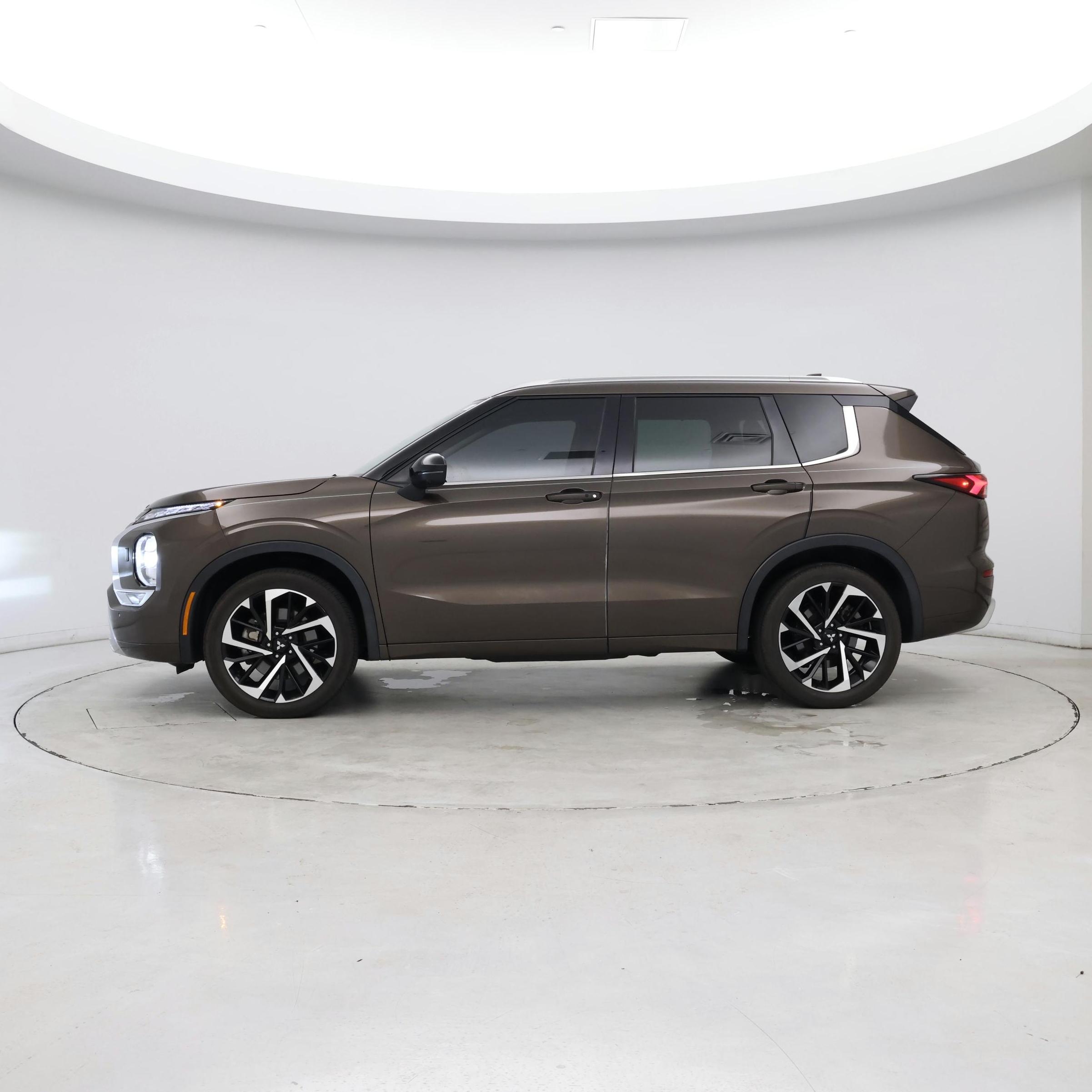 Thumbnail: 2023 Mitsubishi Outlander - 2