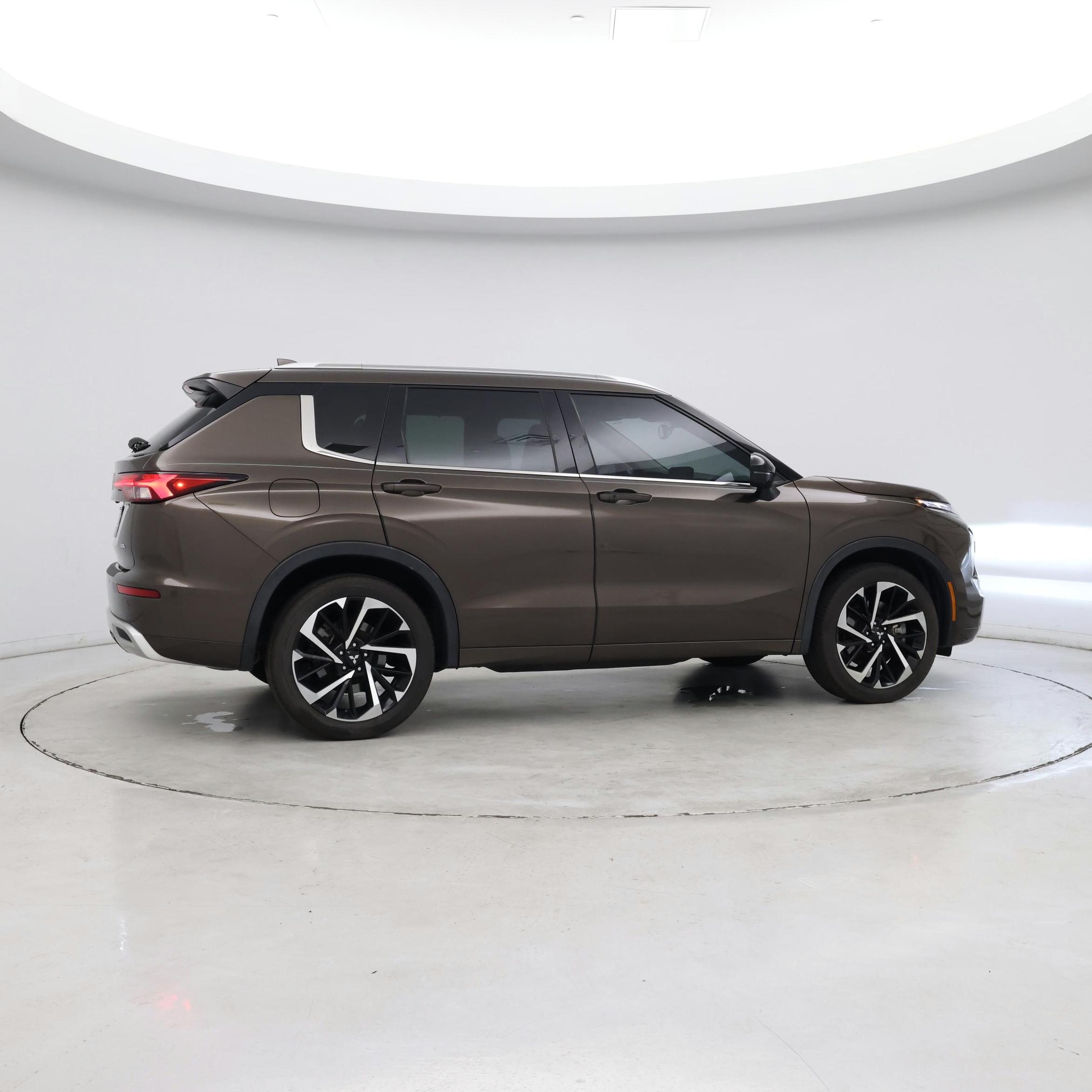 Thumbnail: 2023 Mitsubishi Outlander - 8