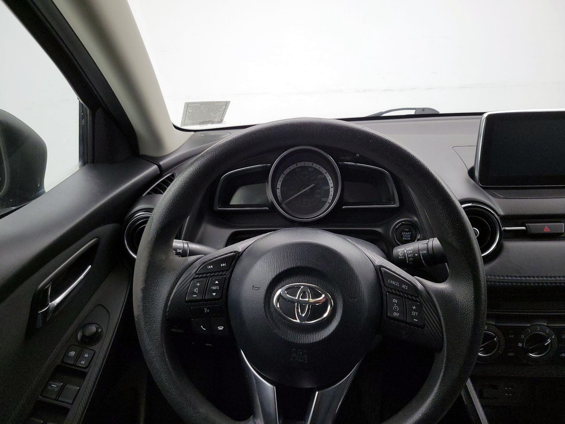 Thumbnail: 2017 Toyota Yaris iA - 10