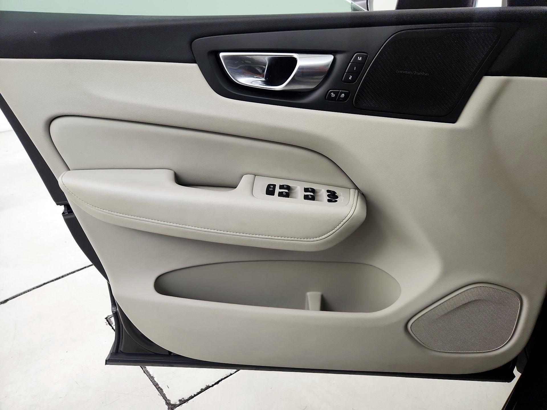 Thumbnail: 2022 Volvo XC60 - 12