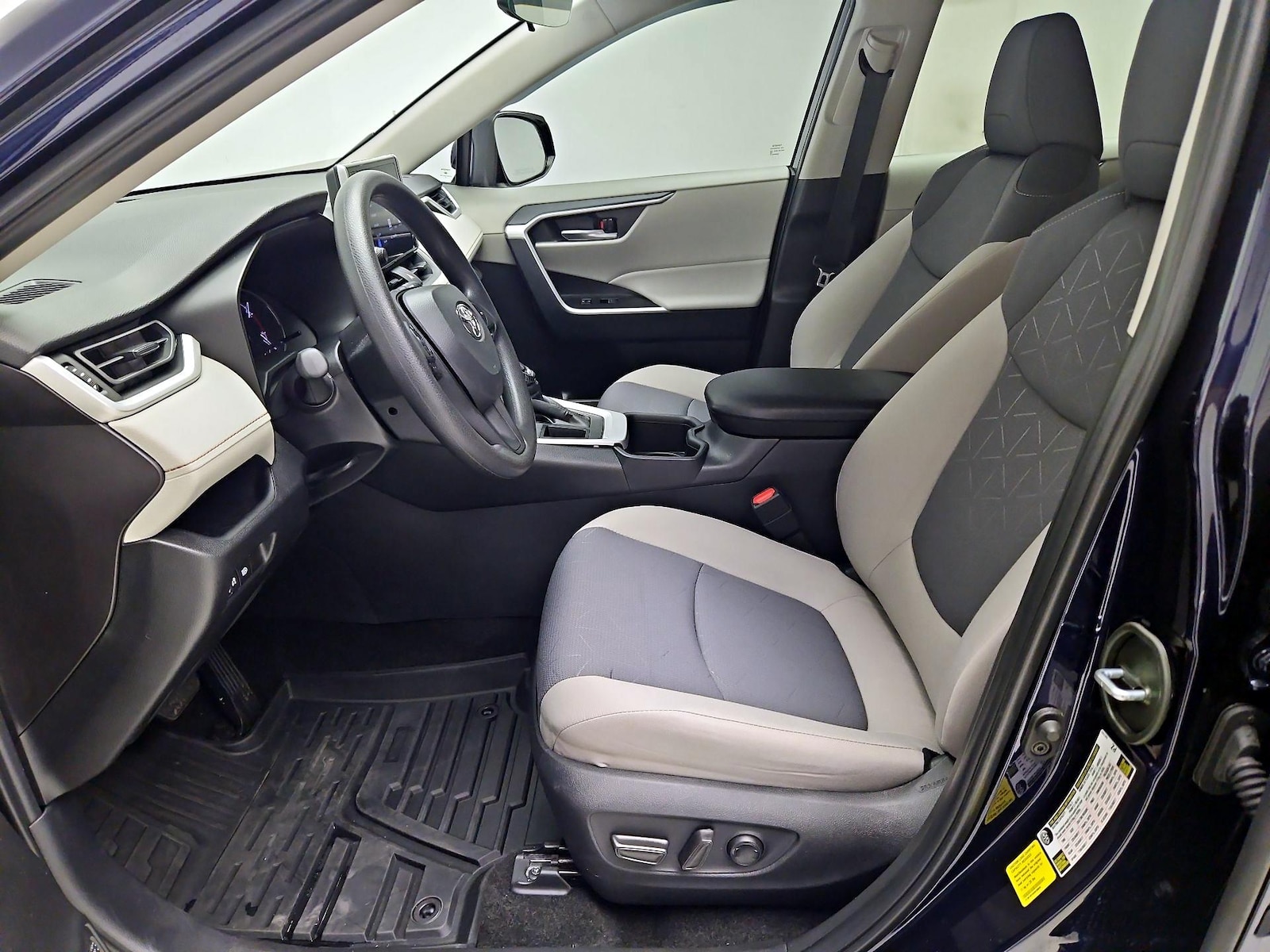 2025 Toyota RAV4 XLE - Photo 12