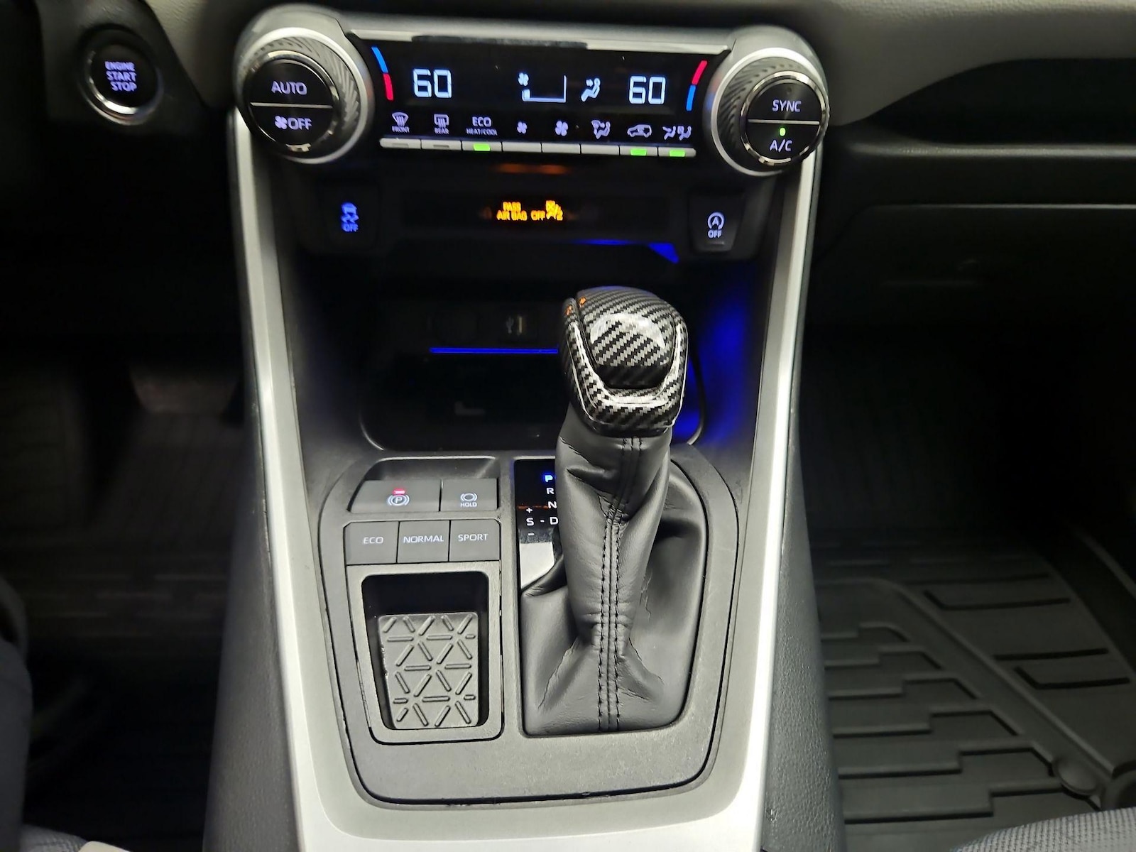 2025 Toyota RAV4 XLE - Photo 17